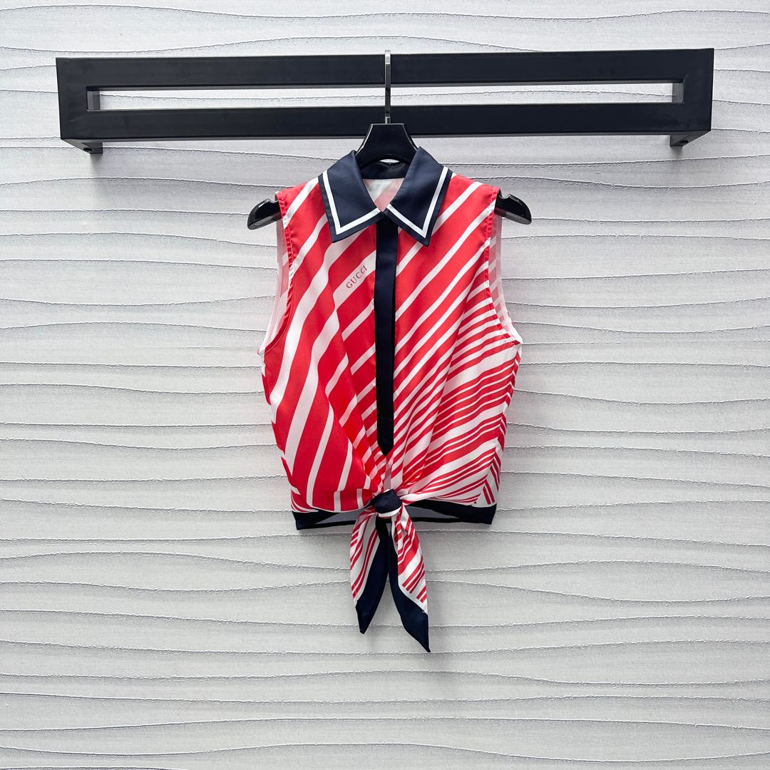 NO:423904,Gucc*2025 new product lapel lace vest on shelves custom YB imported twill thick material, smooth and comfortable, the front hem of the neckline is treated with blue edge details, matched with large body oblique red and white stripes collision, iconic letter logo patterns interspersed, highlighting the brand tone, hem ribbon ties adjustment design, adding layered shape, surface auxiliary materials development, lapel sleeveless top cut, easy to adapt to other items, commuting date and outfit high-end fashion, high-end version,,gucci,alexander wang19860909Gucc*2025新品上架翻领系带背心定制YB进口斜纹稠材质 光泽垂顺舒适 领口前襟下摆沿用蓝色包边细节处理 配合大身斜裁红白条纹碰撞 标志性字母徽标图案穿插其中 彰显品牌调性 下摆丝带系结调节设计 增添造型层次感 面辅料开发 翻领无袖上衣剪裁 轻松适配其它单品通勤约会穿搭高级时髦  高版本,,gucci,alexander wang,Women's clothing