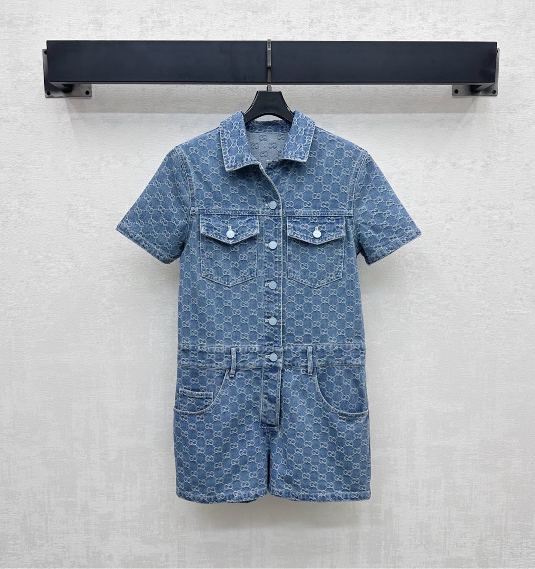 NO:418701,Gucc*2025 new product is available on the shelves of Jacquard denim jumpsuits. Customized YB imported jacquard denim material. Comfortable texture. Clever and stylish. Enzyme washing process. It presents a retro color rub. Use half-plate round buckle to adjust. Combined with the symmetrical flip pocket pattern design on the chest to add a sense of styling. The whole body is full of iconic letter logo elements. The brand tone is effectively narrowed. The outline curve is slimmer. Regular straight-fitting style. The leather label is embellished. The surface auxiliary material development. Lapel jumpsuit shorts. The style is casual and free. The style is fashionable and fashionable. High-version, gucci, shorts, alexander wang.19860909Gucc*2025新品上架提花牛仔连体裤定制YB进口提花牛仔材质 质感舒适 挺括有型 酵素水洗工艺 呈现复古擦色感 沿用半开襟圆扣调节 配合胸前对称翻盖口袋版型设计 增添造型层次感 通体满印标志性字母徽标元素 彰显品牌调性 腰胯分割线有效收窄 勾勒曲线更显瘦 常规直筒版型 皮标点缀亮眼 面辅料开发 翻领连体短裤剪裁 呈现随性自由的穿搭风格 穿搭时髦洋气  高版本,,gucci,shorts,alexander wang,Women's clothing