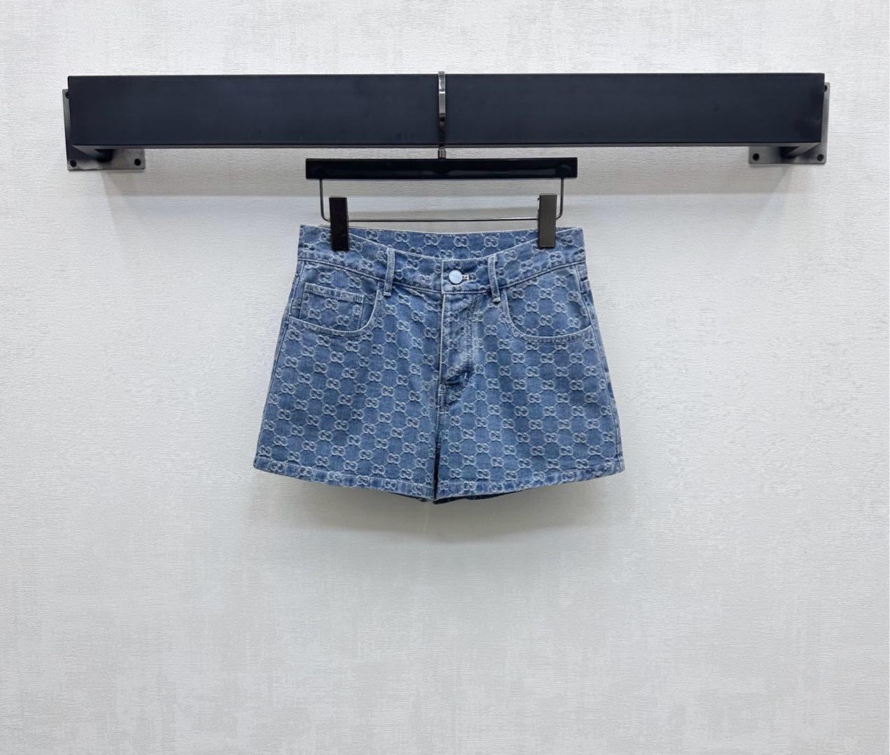 NO:418672,Gucc*2025 new product is available for custom-made jacquard denim shorts YB imported jacquard denim material. Comfortable texture, crisp and stylish. Enzyme washing process. It presents a retro color rub. High-waist buckle symmetrical pocket style design. Adds layering of styling. The whole body is full of iconic letter logo elements. The tone of the brand. The development of surface accessories. High-waist wide-leg shorts cut can be matched with the same series. The leather label embellishes the eye-catching details echo up and down. The casual and free style of dressing. The set is fashionable and fashionable. The separate matching is also great. High-version, gucci, shorts, alexander wang19860909Gucc*2025新品上架提花牛仔短裤定制YB进口提花牛仔材质 质感舒适 挺括有型 酵素水洗工艺 呈现复古擦色感 高腰系扣对称口袋版型设计 增添造型层次感 通体满印标志性字母徽标元素 彰显品牌调性 面辅料开发 高腰阔腿短裤剪裁 可搭配同系列马甲 皮标点缀亮眼 精致耐看的细节上下呼应 呈现随性自由的穿搭风格 成套穿搭时髦洋气 分开搭配也很赞 高版本,,gucci,shorts,alexander wang,Women's clothing