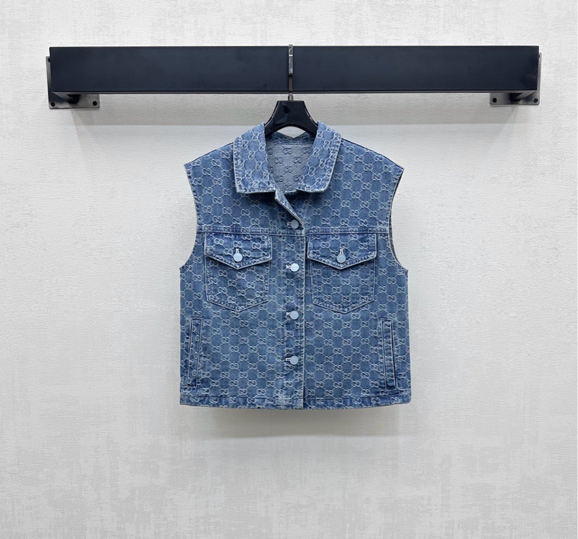 NO:418686,Gucc*2025 new product is on the shelves of Jacquard Denim vest custom YB imported jacquard denim material. Comfortable texture, crisp and stylish. Enzyme washing process. It presents a retro color rub. Adjustment with the symmetrical flap pocket pattern design on the chest. Add a sense of styling. The whole body is full of iconic letter logo elements to highlight the brand tone. The development of surface accessories. Lapel short vest tailoring can be matched with the same series of shorts. The leather label embellishes the exquisite and durable details echo up and down. The casual and free style of dressing. The set is fashionable and fashionable. The separate matching is also very good. High-version, gucci, shorts, alexander wang19860909Gucc*2025新品上架提花牛仔马甲定制YB进口提花牛仔材质 质感舒适 挺括有型 酵素水洗工艺 呈现复古擦色感 沿用开襟圆扣调节 配合胸前对称翻盖口袋版型设计 增添造型层次感 通体满印标志性字母徽标元素 彰显品牌调性 面辅料开发 翻领短款马甲剪裁 可搭配同系列短裤 皮标点缀亮眼 精致耐看的细节上下呼应 呈现随性自由的穿搭风格 成套穿搭时髦洋气 分开搭配也很赞  高版本,,gucci,shorts,alexander wang,Women's clothing