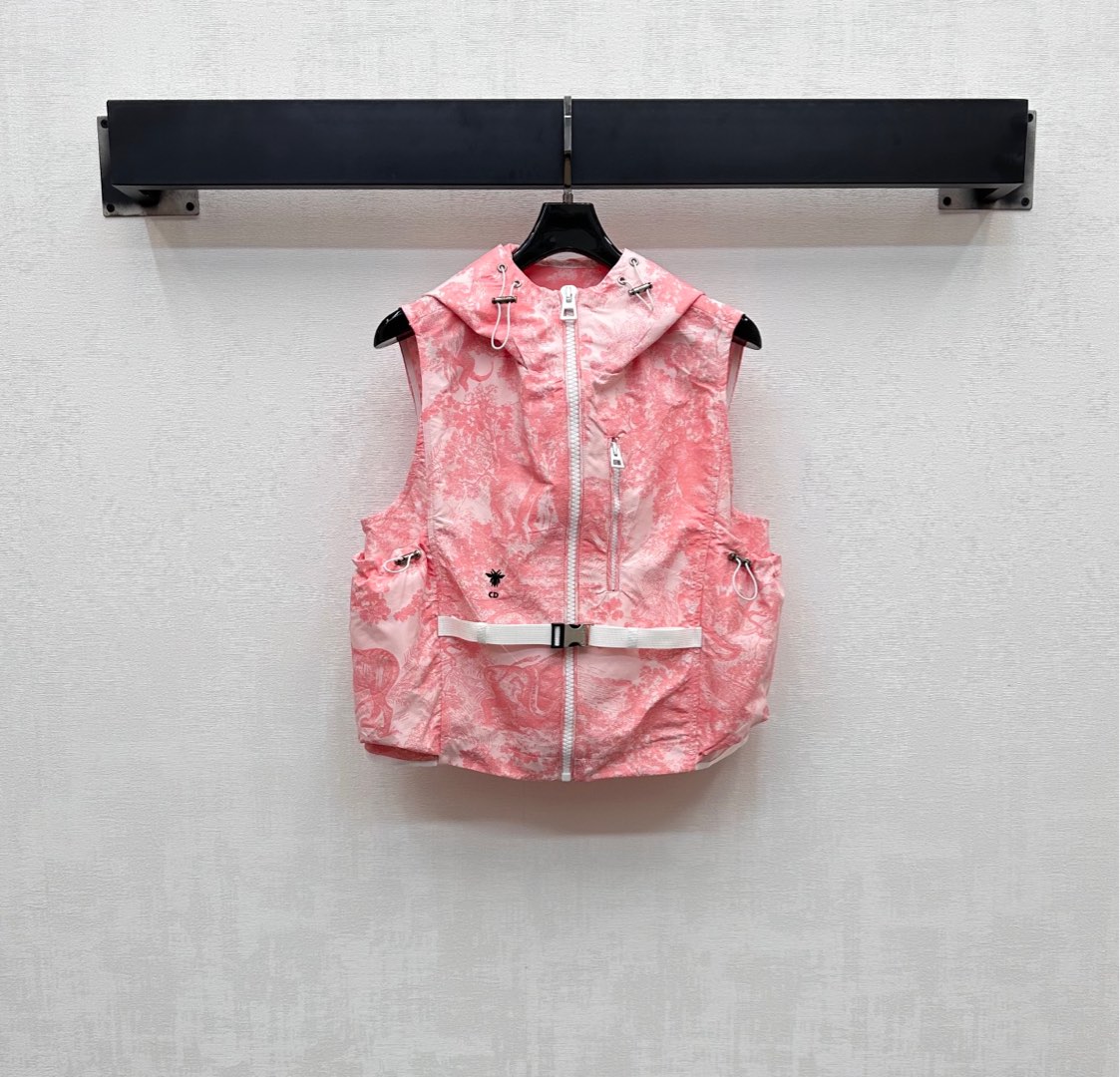 NO:420367,Dio*2025 new product is on the shelves of Jacquard Vest Customized YB imported Jacquard Vest, crisp and stylish, full texture, full of texture, full of stamping, jungle animal and plant forest natural style pattern, fairy-like and casual personality, combined with the back jacquard letter webbing, highlighting the brand tone, waist-side symmetrical silhouette pockets with central axis drawstring buckle adjustment design, add styling layering, surface auxiliary material development, hooded vest tailoring, can be matched with the same series of skirts and pants, complete sets of outfits, fashionable, casual must-have fashion items, series development, high-version, dior, skirts, hats, alexander wang19860909Dio*2025新品上架提花冲锋马甲定制YB进口提花冲锋材质 挺括有型 质感十足 通体满印丛林动物植物森系自然风格图案 仙气中不失休闲的个性 配合后背提花字母织带 彰显品牌调性 腰侧对称廓形口袋配合中轴抽绳带扣调节设计 增添造型层次感 面辅料开发 连帽马甲剪裁 可搭配同系列裙裤装 成套穿搭出彩时髦 休闲必备时尚单品 系列开发 高版本,,dior,skirts,hats,alexander wang,Women's clothing