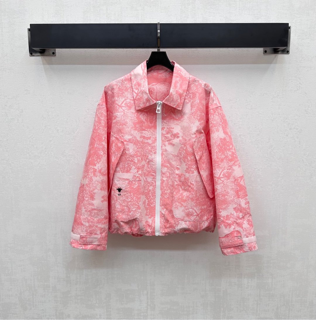 NO:420313,Dio*2025 new product is on the shelves of Jacquard Jacket Customized YB imported Jacquard Shock Material is crisp and stylish, full of texture, full of stamping, jungle animal and plant forest natural style pattern, fairy-like and casual personality, combined with bee CD embroidery logo embossing brand tone, waist-side symmetrical silhouette flip pocket cuff Velcro adjustment design, add styling layering, surface auxiliary material development, lapel zipper jacket tailoring, can be matched with skirts and pants in the same series, complete sets of outfits are brilliant and fashionable, casual must-have fashion items, series development, high-version, dior, skirts, jackets & coats, alexander wang19860909Dio*2025新品上架提花冲锋外套定制YB进口提花冲锋材质 挺括有型 质感十足 通体满印丛林动物植物森系自然风格图案 仙气中不失休闲的个性 配合蜜蜂CD刺绣徽标点缀 彰显品牌调性 腰侧对称廓形翻盖口袋袖口魔术贴调节设计 增添造型层次感 面辅料开发 翻领拉链外套剪裁 可搭配同系列裙裤装 成套穿搭出彩时髦 休闲必备时尚单品 系列开发  高版本,,dior,skirts,jackets & coats,alexander wang,Women's clothing