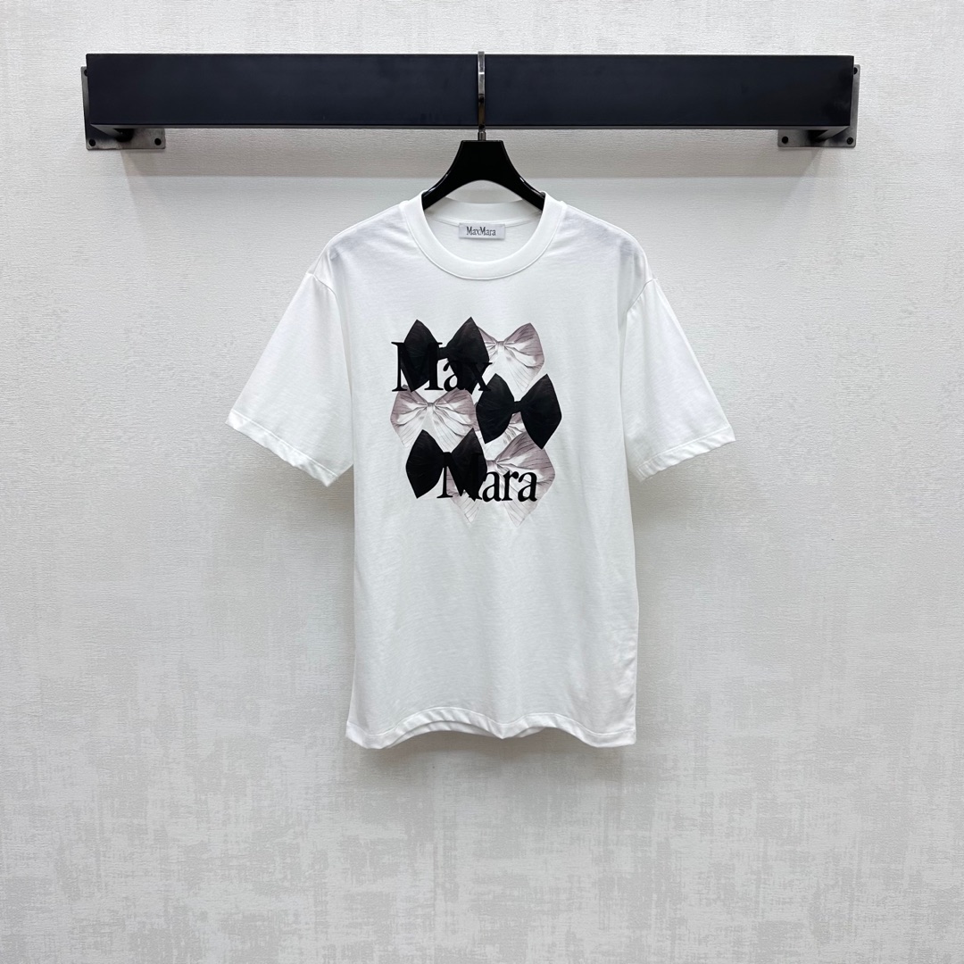 NO:421701,Maxma*2025 new product is on the shelves of round neck letter printing customized YB imported twill cotton material breathable, comfortable and delicate, full texture. The chest is decorated with bow printed patterns and iconic letter logo elements to highlight the brand tone. The upper body is simple and atmospheric, and adds a sense of styling. The surface auxiliary materials are developed. The round neck short-sleeved T-shirt fitting is cut. Single-wear layering is brilliant and fashionable. High-version, T-shirt,tees, t-shirt,alexander wang19860909Maxma*2025新品上架圆领字母印花定制YB进口斜纹棉材质 透气舒适细腻 质感十足 胸口饰以蝴蝶结印花图案配合标志性字母徽标元素 彰显品牌调性 上身简约大气 增添造型层次感 面辅料开发 圆领短袖T恤版型剪裁 单穿叠穿出彩时髦 高版本,,T-shirt,tees，t-shirt,alexander wang,Women's clothing