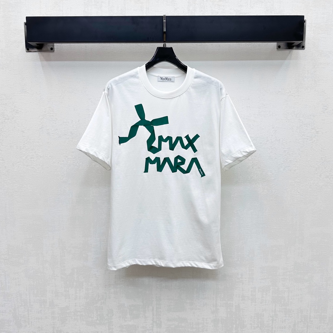 NO:421682,Maxma*2025 new product is available on the shelves of round neck letter printing custom YB imported twill cotton material breathable, comfortable and delicate, full texture, voxel color base, matched with the iconic letter printing pattern elements on the chest, highlighting the brand tone, the upper body is simple and atmospheric, and adds a sense of styling. The surface auxiliary material development. Round neck short-sleeved T-shirt fitting cut. Single-wear layering is brilliant and fashionable. High-version, T-shirt,tees, t-shirt,alexander wang19860909Maxma*2025新品上架圆领字母印花定制YB进口斜纹棉材质 透气舒适细腻 质感十足 通体素色打底 搭配胸口标志性字母印花图案元素 彰显品牌调性 上身简约大气 增添造型层次感 面辅料开发 圆领短袖T恤版型剪裁 单穿叠穿出彩时髦 高版本,,T-shirt,tees，t-shirt,alexander wang,Women's clothing