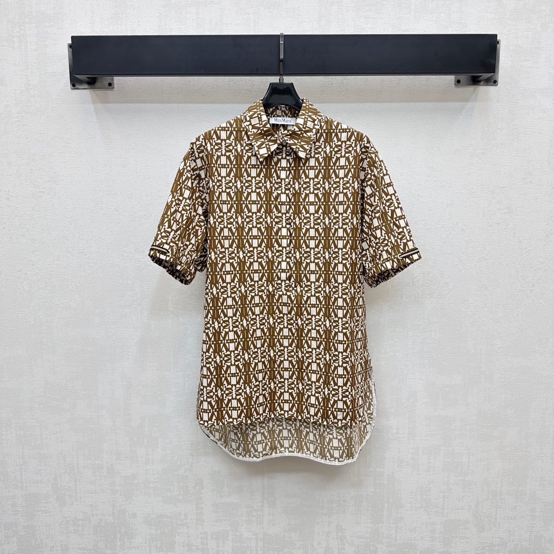 NO:424744,Maxmar*2025 new product lapel printed shirts on shelves are customized YB imported twill cotton material, breathable and comfortable, full texture, full of iconic letter printing patterns are printed all over the body, highlighting the brand tone, the cuffs are decorated with perforated elastic webbing adjustment half-plate button adjustment design, adding layered styling, surface auxiliary materials development, lapel short-sleeved shirt tailoring, daily commuting outfits are brilliant and fashionable, casual matching tops show a casual free style, high version 3 colors,,shirts,T-shirt,alexander wang19860909Maxmar*2025新品上架翻领印花衬衣定制YB进口斜纹棉材质 透气舒适 质感十足 通体印满标志性字母印花图案 彰显品牌调性 袖口饰以穿孔弹力织带调节半开襟纽扣调节设计 增添造型层次感 面辅料开发 翻领短袖衬衫剪裁 日常通勤穿搭出彩时髦 随意搭配上装呈现随性自由风格  高版本3色,,shirts,T-shirt,alexander wang,Women's clothing