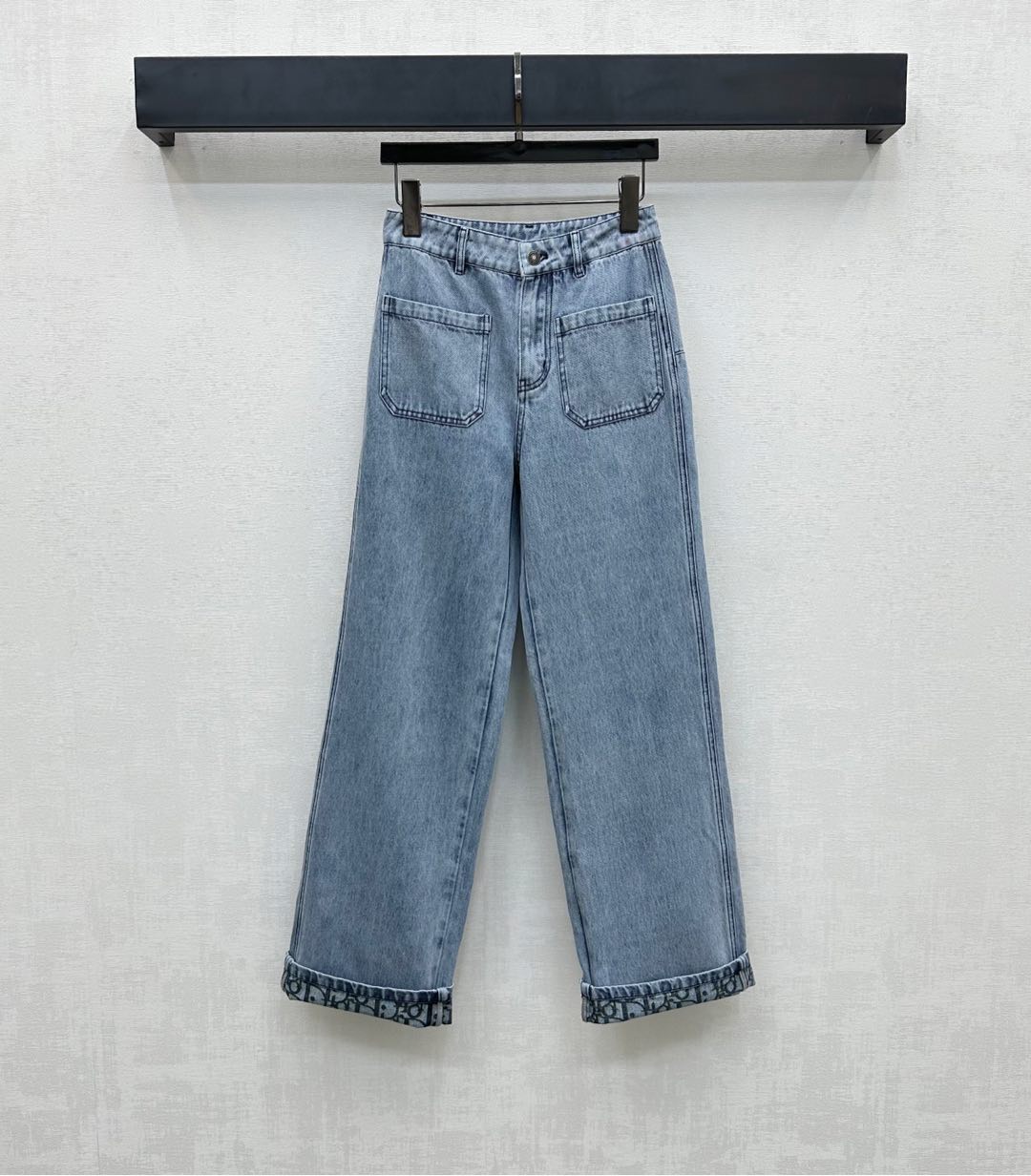 NO:429423,Dio*2025 new product is available on the shelves of Jacquard denim trousers customized YB imported twill cotton denim material Multi-washed, crisp and stylish, retro light blue, combined with symmetrical pocket style design, add layered look, folded trousers legs reveal full-print letter jacquard logo pattern, highlight the brand tone, surface auxiliary material development, high-waist buckle trousers tailored, can be matched with the same series top set, complete sets of outfits are brilliant and fashionable, high-version, dior, alexander wang19860909Dio*2025新品上架提花牛仔长裤定制YB进口斜纹棉牛仔材质 多重水洗 挺括有型 通体复古浅蓝色 配合对称口袋版型设计 增添造型层次感 翻折裤腿露出满印字母提花徽标图案 彰显品牌调性 面辅料开发 高腰系扣长裤剪裁 可搭配同系列上装 成套穿搭出彩时髦   高版本,,dior,alexander wang,Women's clothing