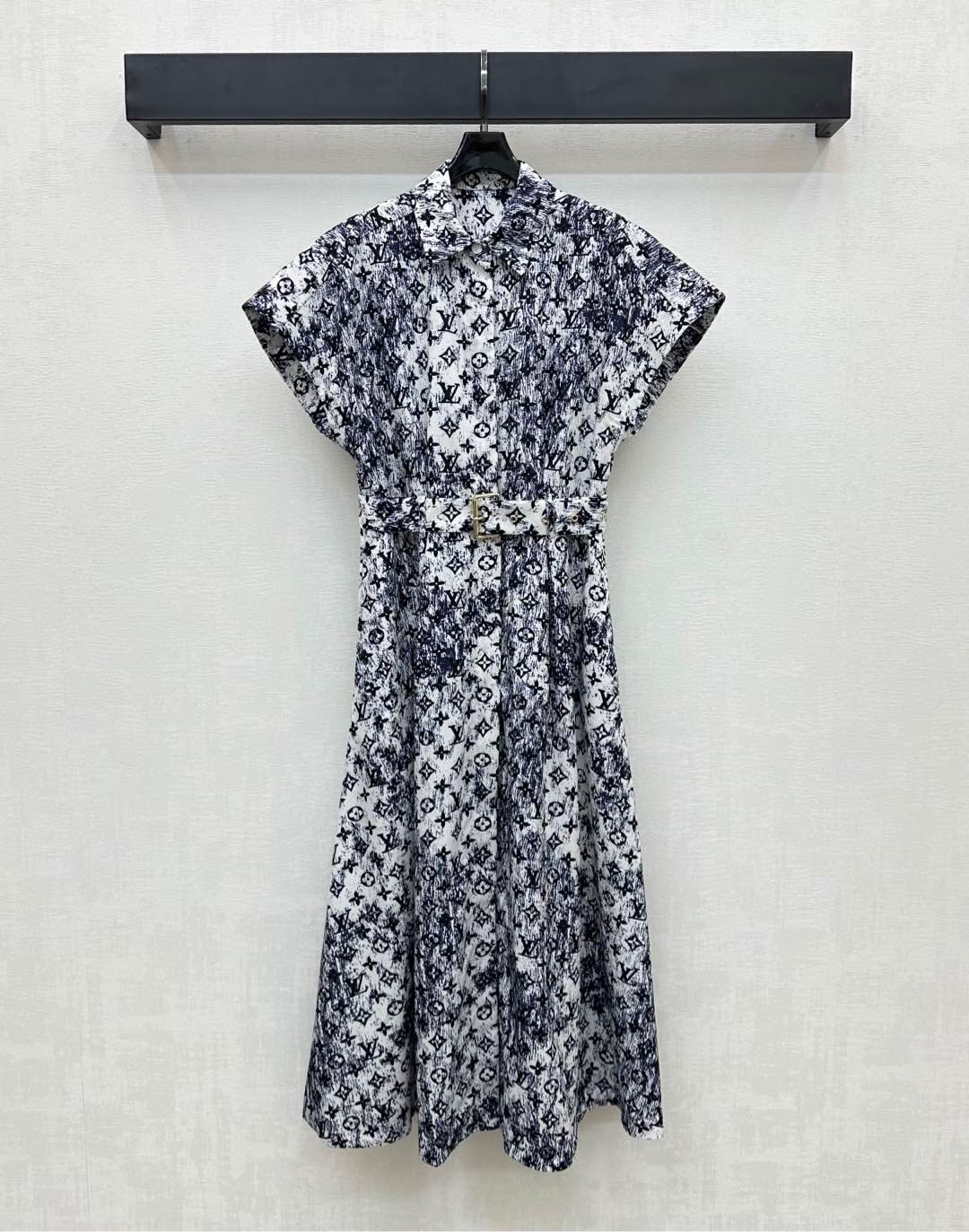 NO:430213,Louis Vuitto*2025 new product lapel print dress custom YB imported twill material, texture shiny, smooth and stylish, all-in-one printed iconic four-leaf clover letter smudge printing elements, highlighting the brand tone, using cutting and details to enhance the exquisiteness, hidden plaque button design, adding layered shape, adjusting elastic slit at will, making it easier to put on and off, this fabric perforated belt divides the upper and lower proportions to adjust elastic lines, umbrella-shaped expansive skirt design, rich visual effects, surface auxiliary materials development, lapel wide-sleeved dress tailoring, more fashionable, high-end version,,louis vuitton, skirts,alexander wang19860909Louis Vuitto*2025新品上架翻领印花连衣裙定制YB进口斜纹绸材质 质感光泽 垂顺有型 通体满印标志性四叶草字母晕染印花元素 彰显品牌调性 利用裁剪和细节提升精致度 隐藏式开襟钮扣设计 增添造型层次感 随意调节松紧开衩更方便穿脱 本布穿孔腰带划分上下比例调节松紧修饰线条 伞状外扩裙摆设计 丰富视觉效果 面辅料开发 翻领阔袖连衣裙剪裁 穿搭更为洋气时髦 高版本,,louis vuitton,skirts,alexander wang,Women's clothing