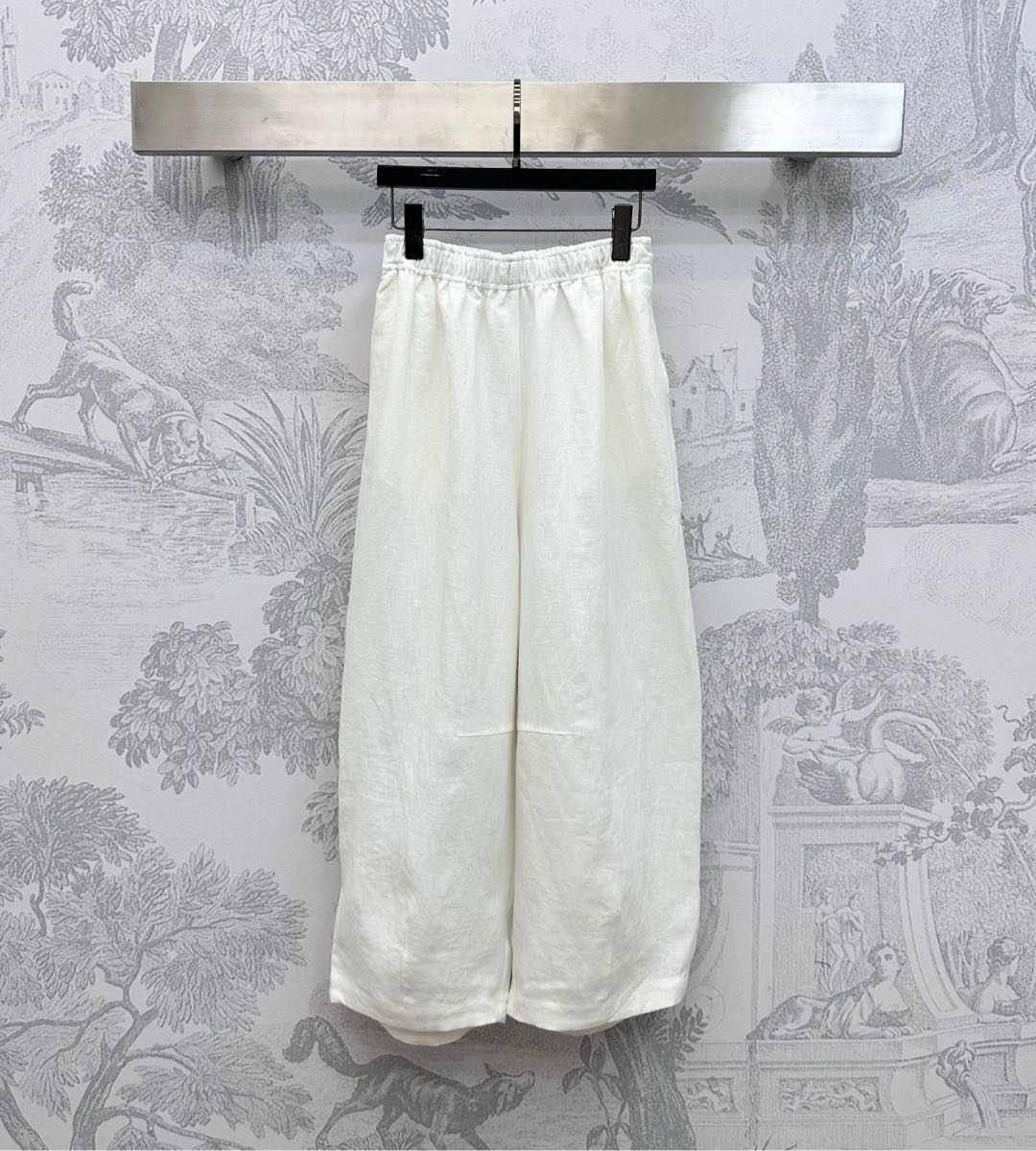 NO:449676,Dmon*2025 new product is available on the shelves of plain pressed pleated carrot pants, custom YB imported linen material, delicate texture, breathable and comfortable, voxel color base, combined with elastic elastic belt design, add layered look, sewing the split line at the knee bend to create a scimitar effect, effectively modify the straight leg lines without restraint, highlighting the brand tone, surface auxiliary materials development, elastic waist carrot pants style cut, daily commuting outfit simple and fashionable, high version 2 colors,,alexander wang19860909Dmon*2025新品上架素色压褶萝卜裤定制YB进口亚麻材质 质感细腻 透气舒适 通体素色打底 配合松紧弹力腰带设计 增添造型层次感 膝弯处缝制分割线打造弯刀效果 有效修饰直腿线条穿着无束缚感 彰显品牌调性 面辅料开发 弹力腰萝卜裤版型剪裁 日常通勤穿搭简约时髦  高版本2色,,alexander wang,Women's clothing