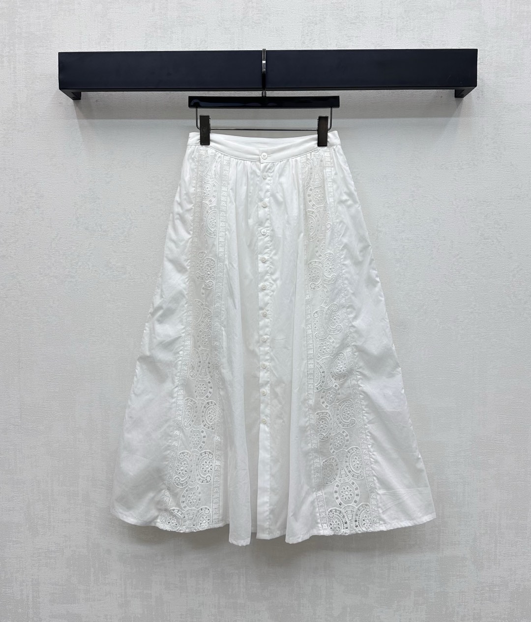 NO:449666,Celin*2025 new product launches the shelves of hollow embroidered skirts with custom YB imported twill cotton embroidery material, comfortable and stylish, Voxel color splicing vertically distributed hollow embroidery interspersed with Arc de Triomphe pattern, highlighting the brand tone, using cutting and details to enhance the exquisiteness, details highlight taste, engraved logo button adjustment with double-layer skirt built-in anti-exposure design, adding layered styling, surface auxiliary materials development, high-waist pleated skirt tailoring, full of intellectual and sexy outfits, high-version, celine, skirts, alexander wang19860909Celin*2025新品上架镂空绣花半身裙定制YB进口斜纹全棉绣花材质 舒适有型 通体素色拼接竖向分布镂空绣花穿插凯旋门图案 彰显品牌调性 利用裁剪和细节提升精致度 细节凸显品味 刻印徽标纽扣调节配合双层裙摆内置防走光设计 增添造型层次感 面辅料开发 高腰压褶半裙剪裁 随意穿搭知性感满满   高版本,,celine,skirts,alexander wang,Women's clothing