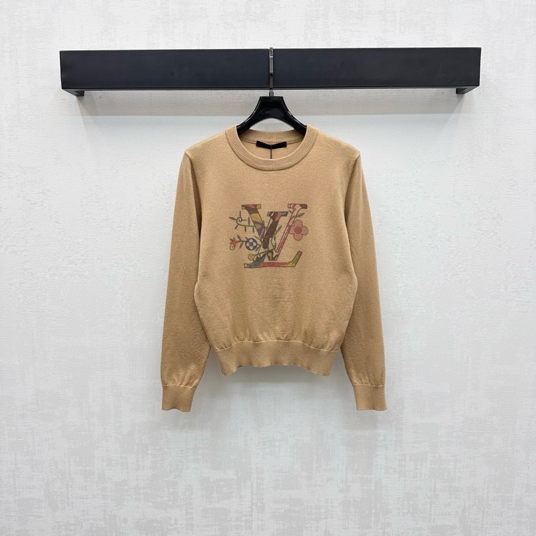 NO:470617,Louis Vuitto*2025 new product is available on the shelves of crochet letter knit sweater custom YB imported wool knit material soft and comfortable. The whole body is covered with elastic thread fit and tightening. Adding layering of the shape. Neat and exquisite chest logo crochet letter pattern decoration to highlight the brand tone. Face and auxiliary materials development. Round neck pullover sweater cut. The upper body adds a gentle and literary atmosphere. The inner layer is layered in autumn and winter. High-end 2 colors,,louis vuitton,sweaters,alexander wang19860909Louis Vuitto*2025新品上架钩花字母针织毛衣定制YB进口羊毛针织材质 柔软舒适 通体包边饰以弹力螺纹贴合收紧处理 增添造型层次感 利落精致胸前标志钩花字母图案装饰 彰显品牌调性 面辅料开发 圆领套头毛衣剪裁 上身增添韩式温柔文艺气息 秋冬内搭叠穿氛围感十足   高版本2色,,louis vuitton,sweaters,alexander wang,Women's clothing