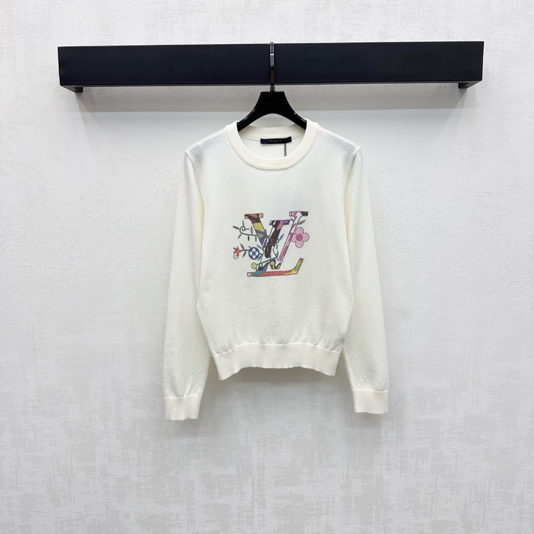 NO:470633,Louis Vuitto*2025 new product is available on the shelves of crochet letter knit sweater custom YB imported wool knit material soft and comfortable. The whole body is covered with elastic thread fit and tightening. Adding layering of the shape. Neat and exquisite chest logo crochet letter pattern decoration to highlight the brand tone. Face and auxiliary materials development. Round neck pullover sweater cut. The upper body adds a gentle and literary atmosphere. The inner layer is layered in autumn and winter. High-end 2 colors,,louis vuitton,sweaters,alexander wang19860909Louis Vuitto*2025新品上架钩花字母针织毛衣定制YB进口羊毛针织材质 柔软舒适 通体包边饰以弹力螺纹贴合收紧处理 增添造型层次感 利落精致胸前标志钩花字母图案装饰 彰显品牌调性 面辅料开发 圆领套头毛衣剪裁 上身增添韩式温柔文艺气息 秋冬内搭叠穿氛围感十足   高版本2色,,louis vuitton,sweaters,alexander wang,Women's clothing