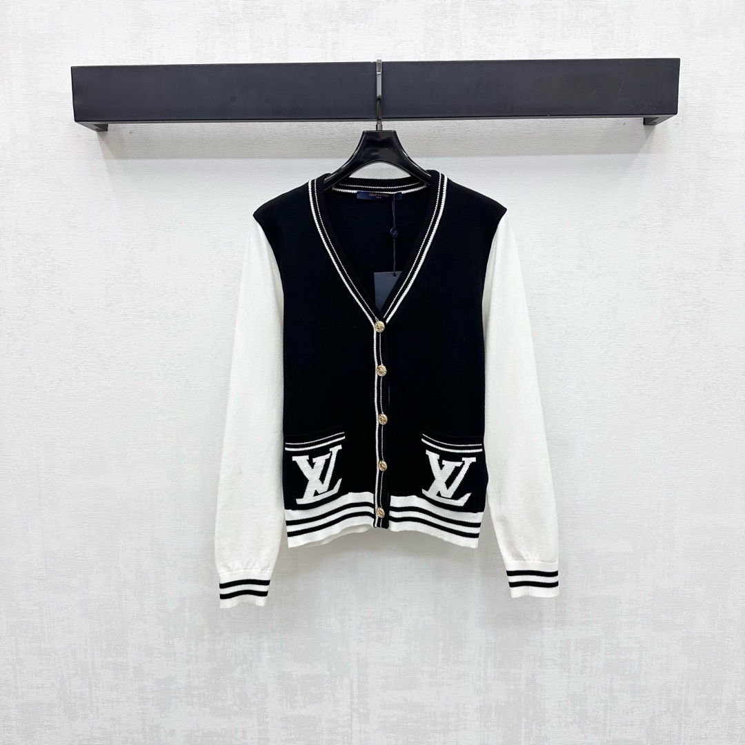 NO:499643,Louis Vuitto*2025 new product launches the contrasting color V-neck knit cardigan custom YB imported wool knit material, wool texture, comfortable and skin-friendly, collar cuffs, hem stripes and edge elastic details, combined with the whole contrasting color design, add a sense of styling, symmetrical pocket embellishment logo letter logo decoration, highlight the brand tone, surface auxiliary material development, shoulder-fall V-neck cardigan tailoring, wear lazy and relaxed, fashionable and relaxed, high version 2 colors,,louis vuitton,alexander wang19860909Louis Vuitto*2025新品上架撞色V领针织开衫定制YB进口羊毛针织材质 毛感肌理 舒适亲肤 领边袖口衣摆条纹收边弹性细节 配合通体撞色设计 增添造型层次感 对称口袋点缀标志字母徽标装饰 彰显品牌调性 面辅料开发 落肩V领开衫剪裁 穿出慵懒松弛感 穿搭时髦松弛  高版本2色,,louis vuitton,alexander wang,Women's clothing