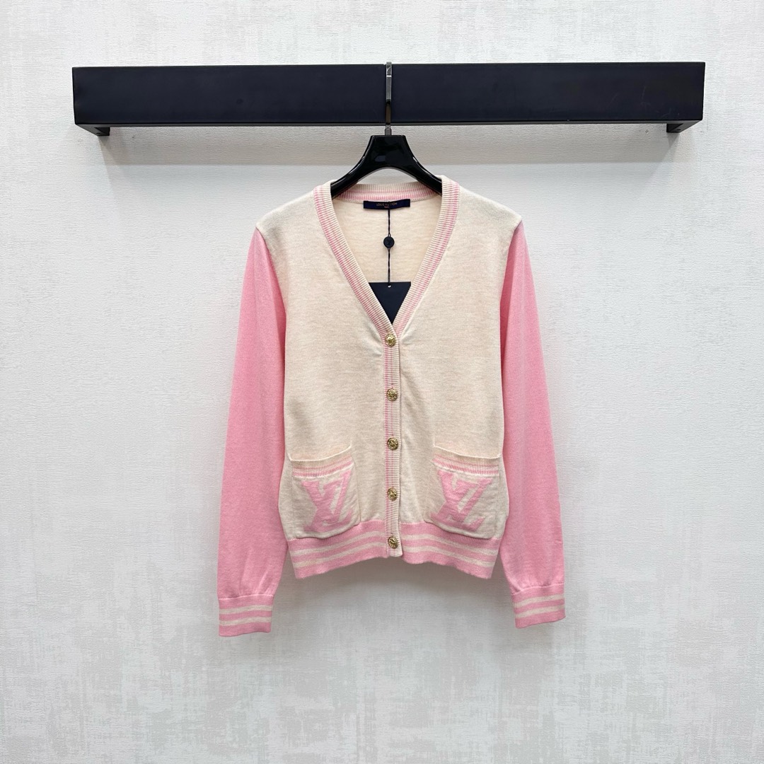 NO:499650,Louis Vuitto*2025 new product launches the contrasting color V-neck knit cardigan custom YB imported wool knit material, wool texture, comfortable and skin-friendly, collar cuffs, hem stripes and edge elastic details, combined with the whole contrasting color design, add a sense of styling, symmetrical pocket embellishment logo letter logo decoration, highlight the brand tone, surface auxiliary material development, shoulder-fall V-neck cardigan tailoring, wear lazy and relaxed, fashionable and relaxed, high version 2 colors,,louis vuitton,alexander wang19860909Louis Vuitto*2025新品上架撞色V领针织开衫定制YB进口羊毛针织材质 毛感肌理 舒适亲肤 领边袖口衣摆条纹收边弹性细节 配合通体撞色设计 增添造型层次感 对称口袋点缀标志字母徽标装饰 彰显品牌调性 面辅料开发 落肩V领开衫剪裁 穿出慵懒松弛感 穿搭时髦松弛  高版本2色,,louis vuitton,alexander wang,Women's clothing