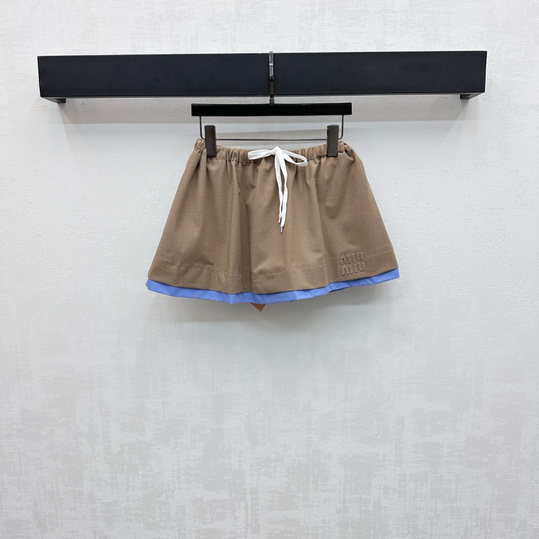 NO:460078,Miumi*2025 new product launches drawstring contrast short skirt, customized YB imported wool cotton material, crisp, comfortable and stylish, pleated umbrella-shaped exterior skirt design, spliced ​​blue shirt fabric, add layering, rich contrast colors and more eye-catching and fashionable, large light khaki color matching is suitable for autumn and winter Maillard casual outfits, side embellishment iconic letter logo decoration, highlight brand tone, surface auxiliary material development, drawstring pleated short skirt tailoring, can be matched with the same series jacket, style echoes up and down, complete sets of outfits present a casual college old money style, buy them separately and match them with fashionable and fashionable, high-end version,,miumiu, skirts, jackets & coats, jackets & coats,shirts,alexander wang19860909Miumi*2025新品上架抽绳撞色短裙 定制YB进口绵羊毛棉材质 挺括舒适有型 褶皱伞状外散裙摆设计 拼接蓝色衬衫面料 增添造型层次感 丰富撞色更吸睛时髦 大身浅卡其配色适配秋冬美拉德休闲穿搭 侧边点缀标志性字母徽标装饰 彰显品牌调性 面辅料开发 抽绳压褶短裙剪裁 可搭配同系列夹克外套 风格上下呼应 成套穿搭呈现随性学院老钱风格 分开购入搭配时髦洋气  高版本,,miumiu,skirts,jackets & coats,jackets & coats,shirts,alexander wang,Women's clothing