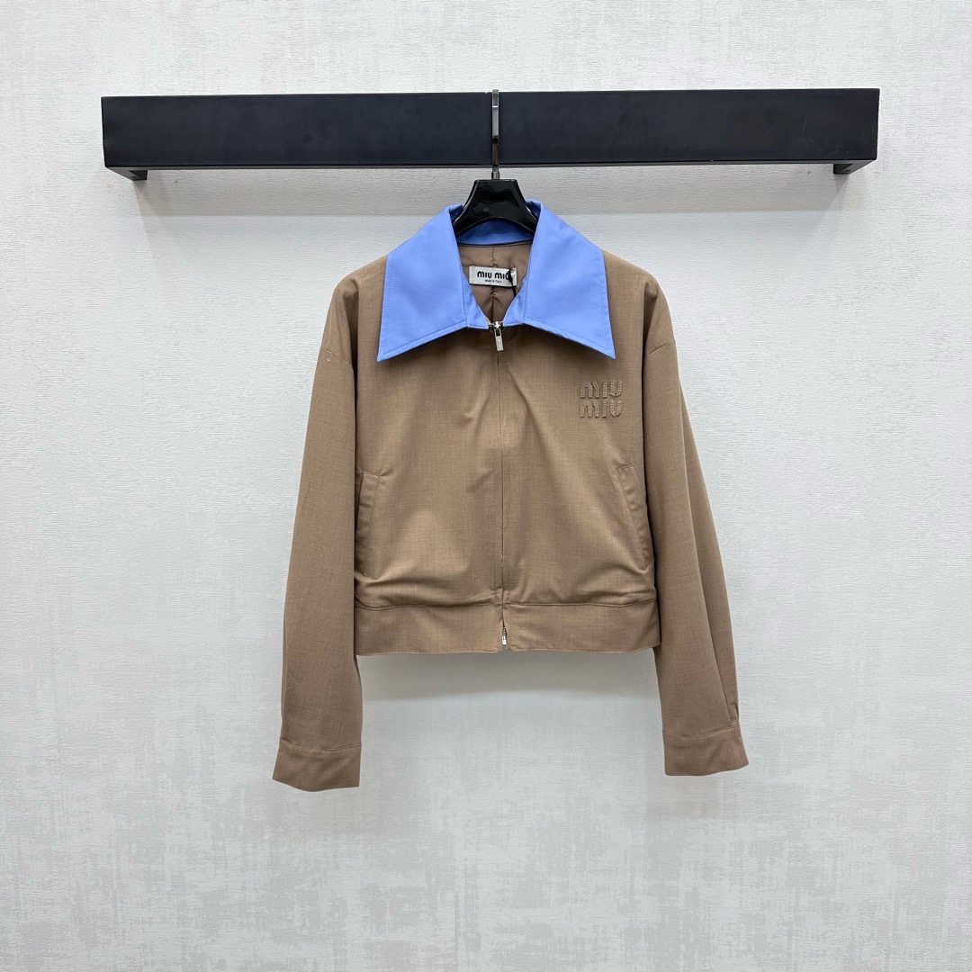 NO:460087,Miumi*2025 new product is on the shelves of the disassembled collar contrast jacket custom YB imported wool cotton material, crisp, comfortable and stylish, shoulder-drop lapel loose style design, large body light khaki color matching suitable for autumn and winter Maillard casual outfit, neckline splicing can be detached blue shirt fabric, add layering, rich contrast colors are more eye-catching and fashionable, chest embellished with iconic letter logo decoration, highlight brand tone, facial accessories development, zipper jacket tailoring, can be matched with skirts in the same series, style echoes up and down, complete sets of outfits present a casual college old money style, buy them separately and match them with fashionable and fashionable. High-end version,,miumiu, skirts, jackets & coats, jackets & coats,shirts,alexander wang19860909Miumi*2025新品上架拆卸领撞色夹克外套定制YB进口绵羊毛棉材质 挺括舒适有型 落肩翻领宽松版型设计 大身浅卡其配色适配秋冬美拉德休闲穿搭 领口拼接可拆卸蓝色衬衫面料 增添造型层次感 丰富撞色更吸睛时髦 胸前点缀标志性字母徽标装饰 彰显品牌调性 面辅料开发 拉链夹克外套剪裁 可搭配同系列半裙 风格上下呼应 成套穿搭呈现随性学院老钱风格 分开购入搭配时髦洋气  高版本,,miumiu,skirts,jackets & coats,jackets & coats,shirts,alexander wang,Women's clothing