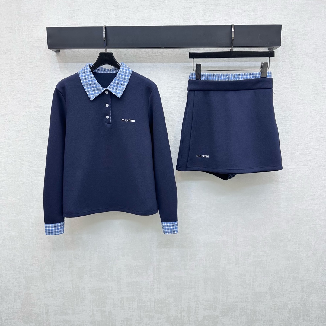NO:460057,Miumi*2025 new product is on the shelves of spliced ​​sweatshirts and skirts set customized YB imported twill cotton material breathable and comfortable, full texture, collar sleeves spliced ​​blue shirt fabric to create a fake two-piece sense of déjà vu, adding layered look, the chest is decorated with iconic embroidered letters logo, highlighting the brand tone, surface accessories, development of lapel half-paced fall-shoulder sweatshirts with the same series of skirts and pants, one-piece design on the front side, plaid logo elements echo up and down, complete set of upper body to reduce age and fashionable, high version 2 colors,,miumiu,hoodie,sweatshirts,skirts,shirts,alexander wang19860909Miumi*2025新品上架拼接卫衣裙裤套装定制YB进口斜纹全棉材质 透气舒适 质感十足 衣领袖口拼接蓝色衬衫面料 打造假两件既视感 增添造型层次感 胸前饰以标志性刺绣字母徽标装饰 彰显品牌调性 面辅料开发 翻领半开襟落肩卫衣搭配同系列裙裤 前侧一片式设计 格纹徽标元素上下呼应 成套上身减龄时髦  高版本2色,,miumiu,hoodie,sweatshirts,skirts,shirts,alexander wang,Women's clothing