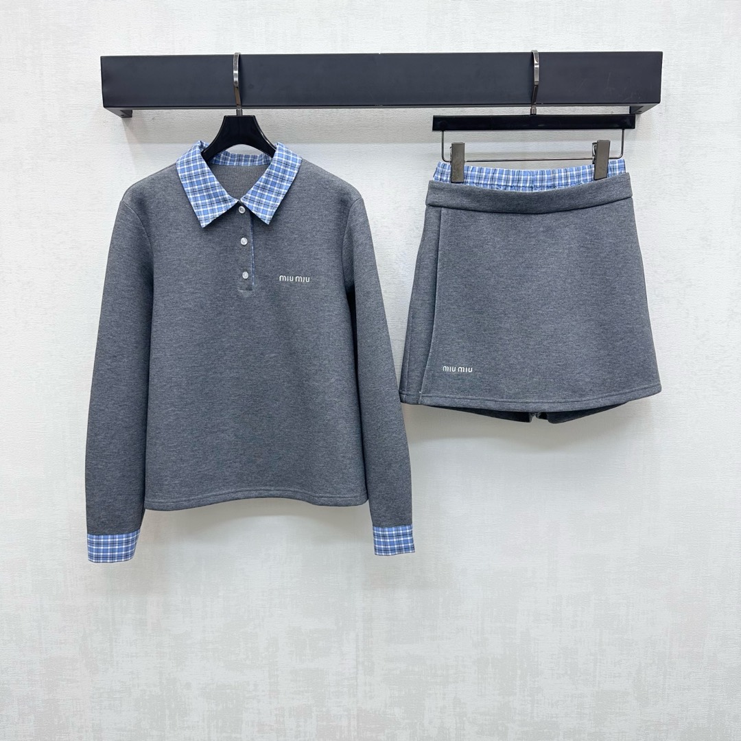 NO:460041,Miumi*2025 new product is on the shelves of spliced ​​sweatshirts and skirts set customized YB imported twill cotton material breathable and comfortable, full texture, collar sleeves spliced ​​blue shirt fabric to create a fake two-piece sense of déjà vu, adding layered look, the chest is decorated with iconic embroidered letters logo, highlighting the brand tone, surface accessories, development of lapel half-paced fall-shoulder sweatshirts with the same series of skirts and pants, one-piece design on the front side, plaid logo elements echo up and down, complete set of upper body to reduce age and fashionable, high version 2 colors,,miumiu,hoodie,sweatshirts,skirts,shirts,alexander wang19860909Miumi*2025新品上架拼接卫衣裙裤套装定制YB进口斜纹全棉材质 透气舒适 质感十足 衣领袖口拼接蓝色衬衫面料 打造假两件既视感 增添造型层次感 胸前饰以标志性刺绣字母徽标装饰 彰显品牌调性 面辅料开发 翻领半开襟落肩卫衣搭配同系列裙裤 前侧一片式设计 格纹徽标元素上下呼应 成套上身减龄时髦  高版本2色,,miumiu,hoodie,sweatshirts,skirts,shirts,alexander wang,Women's clothing