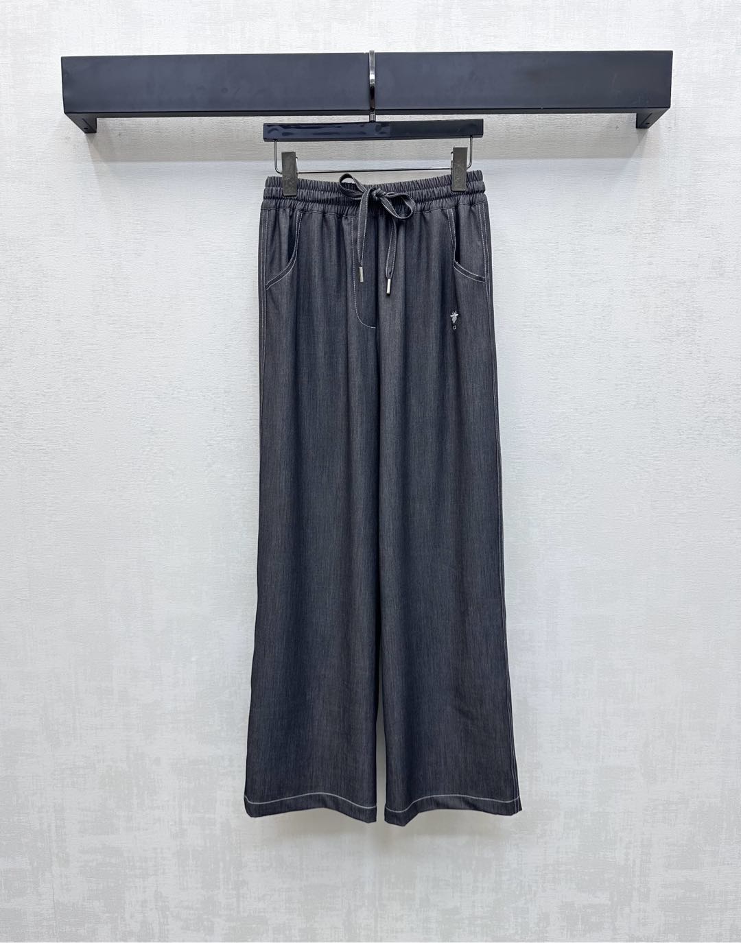 NO:460076,Dio*2025 new product launches drawstring wide-leg denim trousers customized YB imported Tennis denim material craft processing texture and luster. It is not easy to wrinkle outfit. The texture is more draped. The single-sided pocket embroidered with iconic embroidery CD bee logo echoes the back hip letter elements. The brand tone. The elastic and elastic design of the waist cloth drawstring adds a sense of styling. The three-dimensional bright line cutting is more suitable for the legs. The surface and auxiliary materials development. Straight wide-leg trousers are cut. The inclusive figure shows the good proportion of long legs. The casual match is high-end and fashionable. High-end version 2 colors, dior, alexander wang19860909Dio*2025新品上架抽绳阔腿牛仔长裤定制YB进口天丝牛仔材质 工艺处理 质感光泽 穿搭不易皱褶 质感更为垂顺 单侧口袋点缀标志性刺绣CD蜜蜂徽标呼应后臀字母元素 彰显品牌调性 腰间本布抽绳弹力松紧设计 增添造型层次感 立体明线裁剪更贴合人身腿部线条 面辅料开发 直筒阔腿长裤剪裁 包容身材展现长腿好比例 随意搭配穿搭高级时髦  高版本2色,,dior,alexander wang,Women's clothing