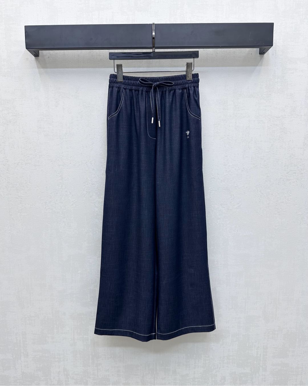 NO:460066,Dio*2025 new product launches drawstring wide-leg denim trousers customized YB imported Tennis denim material craft processing texture and luster. It is not easy to wrinkle outfit. The texture is more draped. The single-sided pocket is embroidered with iconic embroidery CD bee logo echoes the back hip letter elements. The brand tone. The elastic and elastic design of the waist cloth drawstring adds a sense of styling. The three-dimensional bright line cutting is more suitable for the legs. The surface and auxiliary materials are developed. Straight wide-leg trousers are cut. The body is inclusive and the body shows the good proportion of long legs. The casual match is high-end and fashionable. High-end version 2 colors, dior, alexander wang19860909Dio*2025新品上架抽绳阔腿牛仔长裤定制YB进口天丝牛仔材质 工艺处理 质感光泽 穿搭不易皱褶 质感更为垂顺 单侧口袋点缀标志性刺绣CD蜜蜂徽标呼应后臀字母元素 彰显品牌调性 腰间本布抽绳弹力松紧设计 增添造型层次感 立体明线裁剪更贴合人身腿部线条 面辅料开发 直筒阔腿长裤剪裁 包容身材展现长腿好比例 随意搭配穿搭高级时髦  高版本2色,,dior,alexander wang,Women's clothing