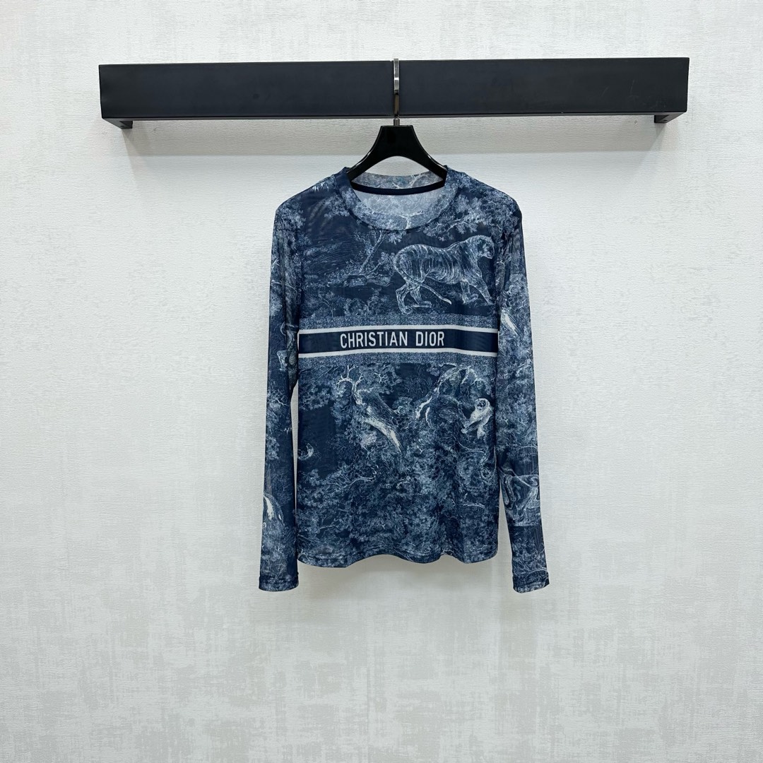 NO:459988,Dio*2025 new product is available for printing mesh tops, customized YB imported mesh material, light and breathable, full-body printed animals and plants, natural jungle printing elements, extended to the back with the iconic letter logo on the chest, highlighting the brand tone, surface and auxiliary materials development, round neck long-sleeved base shirt cut, slim fit and elastic, interior and exterior wear, high-end 2 colors,,dior,alexander wang19860909Dio*2025新品上架印花网纱上衣定制YB进口网纱材质 轻薄透气 通体满印动植物自然丛林印花元素 配合胸前横杠标志性字母徽标延伸至后背 彰显品牌调性 面辅料开发 圆领长袖打底衫剪裁 修身版型弹力十足 内搭外穿出彩时髦  高版本2色,,dior,alexander wang,Women's clothing