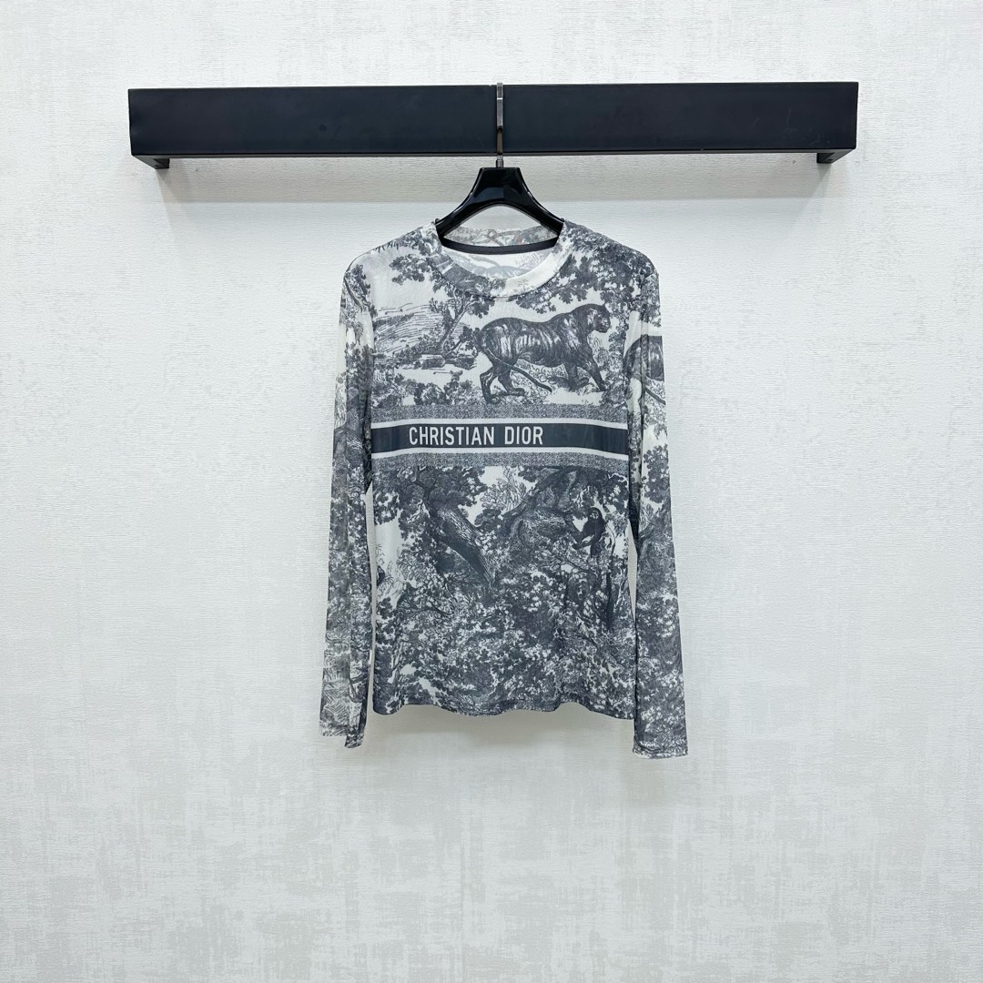 NO:460008,Dio*2025 new product is available for printing mesh tops customized YB imported mesh material, light and breathable, full-body printed animals and plants, natural jungle printing elements, extended to the back with the iconic letter logo on the chest, highlighting the brand tone, surface and auxiliary materials development, round neck long-sleeved base shirt cut, slim fit and elastic, interior and exterior wear, high-end 2 colors,,dior,alexander wang19860909Dio*2025新品上架印花网纱上衣定制YB进口网纱材质 轻薄透气 通体满印动植物自然丛林印花元素 配合胸前横杠标志性字母徽标延伸至后背 彰显品牌调性 面辅料开发 圆领长袖打底衫剪裁 修身版型弹力十足 内搭外穿出彩时髦  高版本2色,,dior,alexander wang,Women's clothing