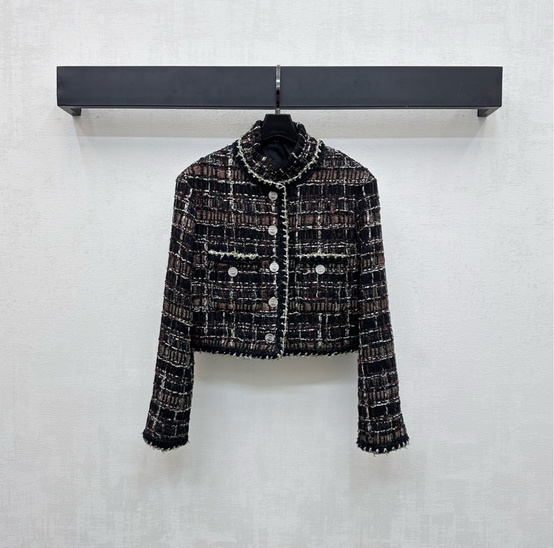 NO:460134,Chane*2025 new product is on the shelves of plaid braided dress jacket custom YB imported coarse wool woolen material. The texture is obvious and the texture is high-end. Use thick striped wool woolen fabric to create a small fragrance style model. Symmetrical pockets and single-row heavy industry metal button adjustment design highlight the brand tone. The whole body black silver-white silk thread logo is golden braided edging details to add a sense of styling. The development of facial accessories. Stand-collar dress jacket tailoring. It can be matched with the same series of skirts. The first choice for fashionable outfits in autumn and winter. High-end version 36 38 40,,chanel, skirts, jackets & coats,alexander wang19860909Chane*2025新品上架格纹编织洋装外套定制YB进口粗纺羊毛呢材质 肌理明显 质感高级 沿用粗花条纹毛呢面料打造小香风典范 对称口袋配合单排重工金属纽扣调节设计 彰显品牌调性 通体黑色银白丝线标志金色编织包边细节处理 增添造型层次感 面辅料开发 立领洋装外套剪裁 可搭配同系列半裙 秋冬时髦精穿搭首选 高版本36 38 40,,chanel,skirts,jackets & coats,alexander wang,Women's clothing