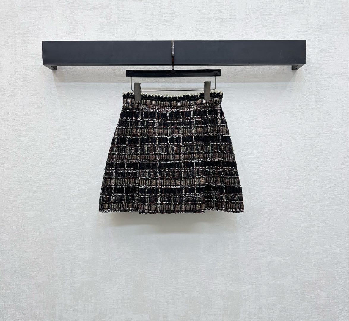 NO:460119,Chane*2025 new product is on the shelves of plaid braided dress skirt custom YB imported coarse wool woolen material. The texture is obvious and the texture is high-end. Use thick striped wool woolen fabric to create a small fragrance style model. Micro A-shaped pattern to modify the waist and hips to improve the proportion of the legs. The brand tone is highlighted. The whole body black silver-white silk thread logo is golden braided edge details. Adding the styling layering. The development of facial accessories. The tailored dress is high-waisted short skirt tailoring. It can be matched with the same series of jackets. The first choice for fashionable outfits in autumn and winter. High-version 36 38 40,,chanel, skirts, jackets & coats,alexander wang19860909Chane*2025新品上架格纹编织洋装半裙定制YB进口粗纺羊毛呢材质 肌理明显 质感高级 沿用粗花条纹毛呢面料打造小香风典范 微A版型修饰腰胯 改善腿部比例 彰显品牌调性 通体黑色银白丝线标志金色编织包边细节处理 增添造型层次感 面辅料开发 洋装高腰短裙剪裁 可搭配同系列外套 秋冬时髦精穿搭首选 高版本36 38 40,,chanel,skirts,jackets & coats,alexander wang,Women's clothing