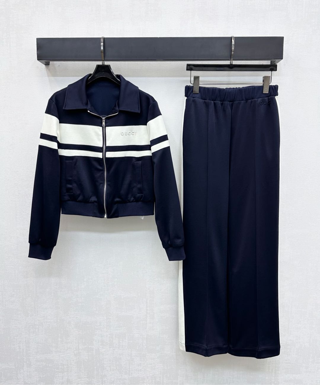 NO:497143,Gucc*2025 new product launches contrasting jacket jacket trouser suit custom YB imported twill cotton material, crisp and stylish, neat and easy to outline right-angle shoulder lines, open zipper adjusts to be easy to put on and off, embellishing the iconic letter embroidery logo decoration, highlighting the brand tone, matching with the details of the blue and white stripes stretched through the hem of the chest, adding layered styling, surface auxiliary materials development, lapel jacket jacket style tailoring, matched with straight pants in the same series, blue and white contrasting elements on both sides of the trouser legs, uniform and coordinated styles to meet various needs for commuting and dating, high-end version,,gucci,jackets & coats,jackets & coats,alexander wang19860909Gucc*2025新品上架撞色夹克外套长裤套装定制YB进口斜纹全棉材质 挺括有型 利落裁剪轻松勾勒直角肩线条 开襟拉链调节穿脱方便 点缀标志性字母刺绣徽标装饰 彰显品牌调性 配合胸前横向贯穿蓝白条纹弹力松紧袖口下摆包边细节处理 增添造型层次感 面辅料开发 翻领夹克外套版型剪裁 搭配同系列直筒裤 裤腿两侧沿用蓝白撞色元素 成套穿搭风格统一协调 满足通勤约会多种需求 高版本,,gucci,jackets & coats,jackets & coats,alexander wang,Women's clothing