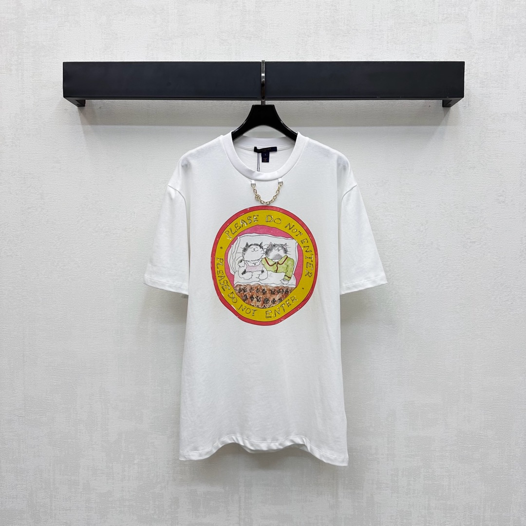 NO:499637,Louis Vuitto*2025 new product is available on the shelves of the chain round neck print custom YB imported twill cotton, breathable and comfortable, full texture, made of gram-weight pure cotton, full drape, presenting a slim visual effect, the front edge of the chest is restored by printing technology, key colors create a round outer contour three-dimensional sense, combined with the inner illustration style, the kitten sleeps with the iconic hand-painted flower logo pattern, echoing the neckline printed letter chain, highlighting the brand tone, making the fashion and high-end feel immediately, surface auxiliary materials development, loose short-sleeved T-shirt cutting, the upper body is fashionable and relaxed, creating a personal style, the inner wear is brilliant and fashionable, high-end version 2 colors,,louis vuitton, T-shirt,tees, t-shirt,alexander wang19860909Louis Vuitto*2025新品上架链条圆领印花定制YB进口斜纹全棉材质 透气舒适 质感十足 采用克重纯棉制成 垂坠感十足 呈现显瘦视觉效果 胸前沿用印花工艺还原色彩 重点色打造圆形外轮廓立体感 配合内里插画风格小猫睡觉标志性手绘花体徽标图案 与领口印刻字母链条呼应 彰显品牌调性 让时尚高级感立刻显现 面辅料开发 宽松短袖T恤裁剪 上身时髦松弛 打造个性风格 单穿内搭都出彩时髦  高版本2色,,louis vuitton,T-shirt,tees，t-shirt,alexander wang,Women's clothing