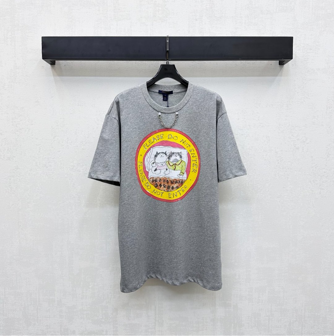 NO:499631,Louis Vuitto*2025 new product is available on the shelves of the chain round neck print custom YB imported twill cotton, breathable and comfortable, full texture, made of gram-weight pure cotton, full drape, presenting a slim visual effect, the front edge of the chest is restored by printing technology, key colors create a round outer contour three-dimensional sense, combined with the inner illustration style, the kitten sleeps with the iconic hand-painted flower logo pattern, echoing the neckline printed letter chain, highlighting the brand tone, making the fashion sense of high-end immediately, surface auxiliary material development, loose short-sleeved T-shirt cutting, the upper body is fashionable and relaxed, creating a personal style, the inner wear is brilliant and fashionable, high-end version 2 colors,,louis vuitton,T-shirt,tees,t-shirt,alexander wang19860909Louis Vuitto*2025新品上架链条圆领印花定制YB进口斜纹全棉材质 透气舒适 质感十足 采用克重纯棉制成 垂坠感十足 呈现显瘦视觉效果 胸前沿用印花工艺还原色彩 重点色打造圆形外轮廓立体感 配合内里插画风格小猫睡觉标志性手绘花体徽标图案 与领口印刻字母链条呼应 彰显品牌调性 让时尚高级感立刻显现 面辅料开发 宽松短袖T恤裁剪 上身时髦松弛 打造个性风格 单穿内搭都出彩时髦  高版本2色,,louis vuitton,T-shirt,tees，t-shirt,alexander wang,Women's clothing