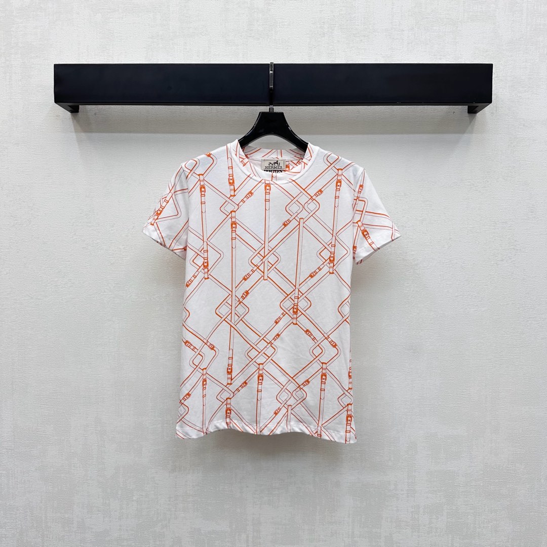 NO:499617,Herme*2025 new product is on the shelves of round neck buckle printing customized YB imported mercerized cotton material breathable and comfortable, full texture. Made of gram-weight pure cotton, slightly elastic, giving a slim visual effect. The whole body is covered with orange-red tethered buckle printing pattern, misaligned irregular distribution, more personalized and fashionable, showing the brand tone, simple and fashionable upper body, surface accessories development, regular short-sleeved T-shirt tailoring, single wear and inner wear is outstanding and fashionable, high-end version,, hermes, T-shirt,tees, t-shirt,alexander wang19860909Herme*2025新品上架圆领链扣印花定制YB进口丝光全棉材质 透气舒适 质感十足 采用克重纯棉制成 略带有弹力 呈现显瘦视觉效果 通体铺满橙红色系链扣带印花图案 错位不规则分布 更显个性时髦 彰显品牌调性 上身简约时尚 面辅料开发 常规短袖T恤剪裁 单穿内搭都出彩时髦 高版本,,hermes,T-shirt,tees，t-shirt,alexander wang,Women's clothing