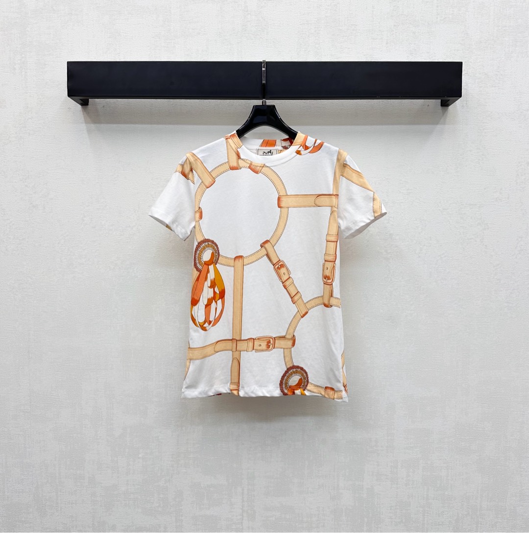 NO:499622,Herme*2025 new product is on the shelves of round neck buckle printing customized YB imported mercerized cotton material breathable and comfortable, full texture. Made of gram-weight pure cotton, slightly elastic, giving a slim visual effect. The whole body is integrated with the classic orange-red belt pendant belt buckle printing pattern. The irregular distribution makes it more personal and fashionable, showing the brand tone. The upper body is simple and fashionable. The surface auxiliary material development. Regular short-sleeved T-shirt cut. The inner wear is brilliant and fashionable. High-version, hermes, T-shirt,tees, t-shirt,alexander wang19860909Herme*2025新品上架圆领链扣印花定制YB进口丝光全棉材质 透气舒适 质感十足 采用克重纯棉制成 略带有弹力 呈现显瘦视觉效果 通体融入经典橙红色系皮带吊坠带扣印花图案 错位不规则分布更显个性时髦 彰显品牌调性 上身简约时尚 面辅料开发 常规短袖T恤裁剪 单穿内搭都出彩时髦  高版本,,hermes,T-shirt,tees，t-shirt,alexander wang,Women's clothing