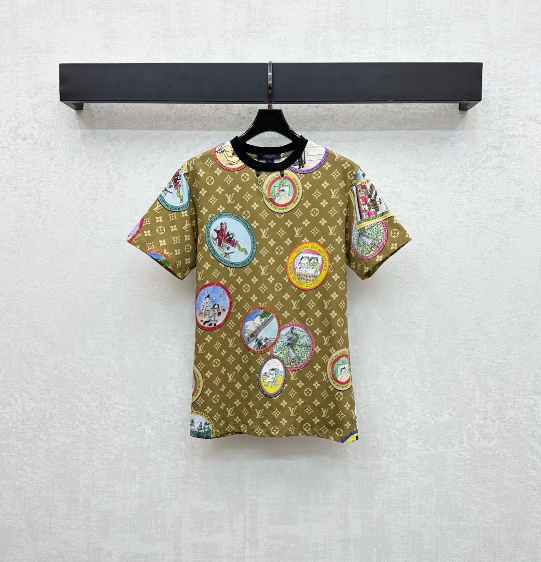 NO:499628,Louis Vuitto*2025 new product is available on the shelves of round neck badge printed custom YB imported mercerized cotton material, texture is shiny, breathable and comfortable Made of gram-weight pure cotton, slightly elastic, giving a slim visual effect. Black neckline edge metal letter chain is used as a design highlight to add a sense of styling. The whole body is covered with the iconic four-leaf clover letter printing pattern base logo badge elements. Slack and fashionable. Show the brand tone. The surface and auxiliary materials development. Regular T-shirt cutting. Daily commuting outfits are brilliant and fashionable. High-version,,louis vuitton,tees, t-shirt,alexander wang19860909Louis Vuitto*2025新品上架圆领徽章印花定制YB进口丝光全棉材质 质感光泽 透气舒适 采用克重纯棉制成 略带有弹力 呈现显瘦视觉效果 领口黑色包边金属字母链条作设计亮点 增添造型层次感 通体铺满标志性四叶草字母印花图案打底徽标徽章元素 松弛而时髦 彰显品牌调性 面辅料开发 常规T恤裁剪 日常通勤穿搭出彩时髦 高版本,,louis vuitton,tees，t-shirt,alexander wang,Women's clothing