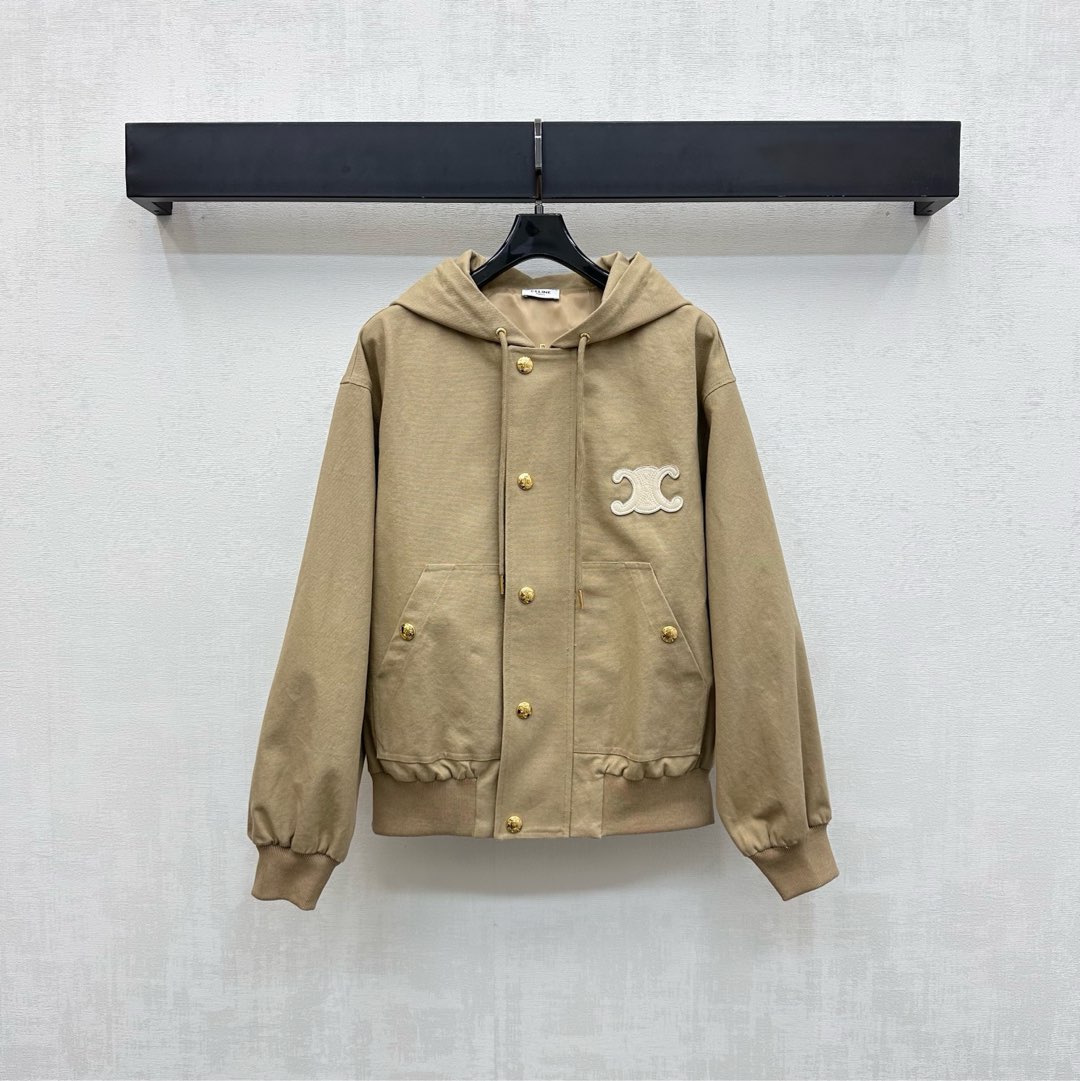 NO:500419,Celin*2025 new product hooded drawstring jacket is customized with YB imported twill cotton material. The texture is delicate. The outfit is sleek and stylish. The whole voxel color design is simple and versatile. Combined with the front molded gold closure zipper adjustment, it adds a sense of styling. The chest is decorated with the iconic Arc de Triomphe logo to highlight the brand tone. The surface and auxiliary materials are developed. The hooded jacket style is cut. The upper body is handsome and relaxed. The outfit is fashionable and fashionable. High-version, celine, jackets & coats,hats,alexander wang19860909Celin*2025新品上架连帽抽绳外套定制YB进口斜纹全棉材质 质感细腻 穿搭垂顺有型 通体素色设计简约百搭 配合前襟开模金色襟扣拉链调节处理 增添造型层次感 胸前融入标志性凯旋门徽标装点 彰显品牌调性 面辅料开发 连帽外套版型剪裁 上身帅气松弛 穿搭时髦洋气  高版本,,celine,jackets & coats,hats,alexander wang,Women's clothing