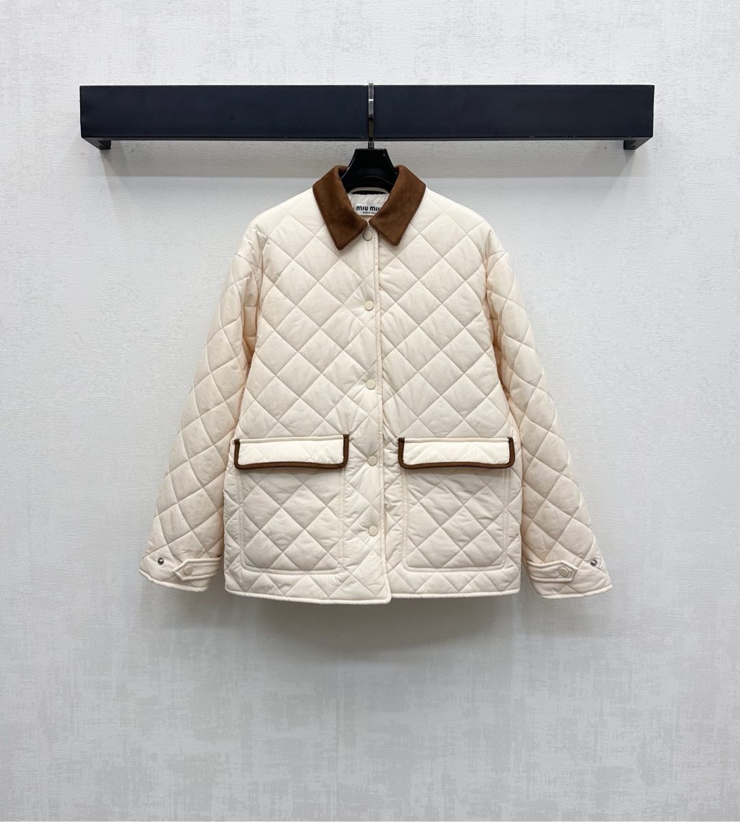 NO:500442,Miumi*2025 new product launches lapel diamond pattern cotton jacket custom YB imported nylon material, inner down cotton filling, light and warm, body plaid texture, symmetrical flip pocket pattern design with open plaid snap buckle, echoing each other, adding layered styling, the back collar is incorporated into the iconic letter embroidery logo decoration to highlight the brand tone, surface auxiliary material development, lapel long-sleeved jacket tailoring, daily commuting outfit casual and fashionable, easy to control at will, high-end version,,miumiu, jackets & coats, down jacket, alexander wang19860909Miumi*2025新品上架翻领菱格纹棉服外套定制YB进口尼龙材质 内里羽绒棉填充 轻盈保暖 通体格纹肌理 配合开襟按扣调节对称翻盖口袋版型设计 与袖口相互呼应 增添造型层次感 后领融入标志性字母刺绣徽标装饰 彰显品牌调性 面辅料开发 翻领长袖外套剪裁 日常通勤穿搭休闲时髦 随意搭配都可轻松驾驭  高版本,,miumiu,jackets & coats,down jacket,alexander wang,Women's clothing