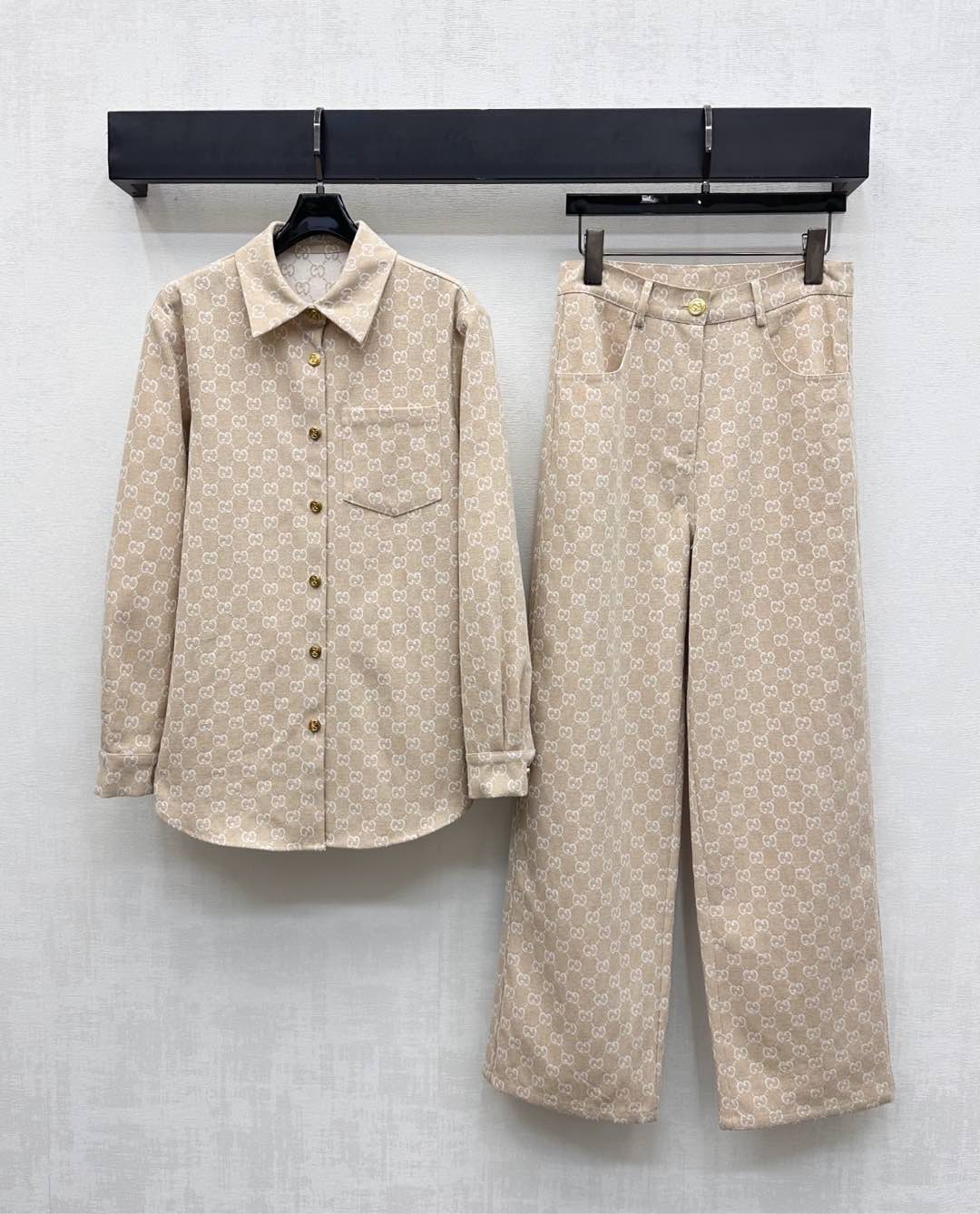 NO:500436,Gucc*2025 new product is available on the shelves of jacquard denim shirts and trousers sets. Customized YB imported jacquard material. High-quality texture. Comfortable. Top can be used as a jacket. Jacquard craftsmanship. Full of iconic double G letter pattern elements. Full of old money. Shows the brand tone. The front shoulder lines of the top are well-tailed to highlight the upright and neat figure. Adding the styling layering. The surface and auxiliary materials are developed. Lapel shirts are matched with the same series of straight trousers. The printed gold buckle highlights the playful vitality. The details are echoing up and down. The set is more coordinated and advanced. Fashionable and fashionable. High-end 2 colors,,gucci,jackets & coats,shirts,alexander wang.19860909Gucc*2025新品上架提花牛仔衬衣长裤套装定制YB进口提花材质 质感高级 穿搭舒适 上衣可做外套搭配 通体提花工艺 满铺标志性双G字母图案元素 老钱感满满 彰显品牌调性 上衣正肩线条配合得体裁剪 凸显身姿挺拔利落 增添造型层次感 面辅料开发 翻领衬衫搭配同系列直筒长裤 印刻金扣凸显俏皮活力 细节上下呼应 成套穿搭更为协调高级 时髦洋气 高版本2色,,gucci,jackets & coats,shirts,alexander wang,Women's clothing