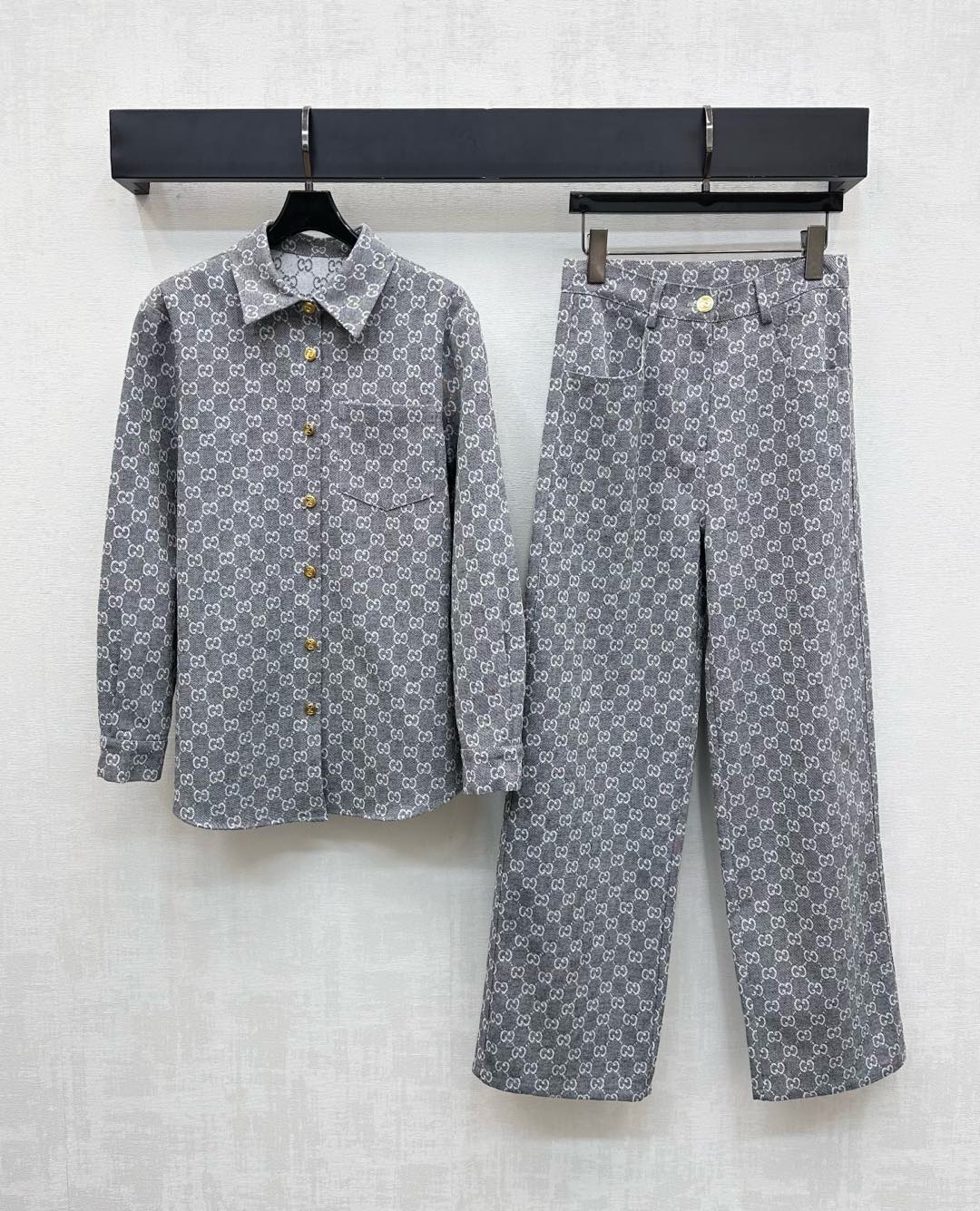 NO:500430,Gucc*2025 new product is available on the shelves of jacquard denim shirts and trousers sets. Customized YB imported jacquard material. High-quality texture. Comfortable. Top can be used as a jacket. Jacquard craftsmanship. Full of iconic double G letter pattern elements. Full of old money. Shows the brand tone. The front shoulder lines of the top are well-tailed to highlight the upright and neat figure. Adding the styling layering. The surface and auxiliary materials are developed. Lapel shirts are matched with the same series of straight trousers. The printed gold buckle highlights the playful vitality. The details are echoing up and down. The set is more coordinated and advanced. Fashionable and fashionable. High-end 2 colors,,gucci,jackets & coats,shirts,alexander wang.19860909Gucc*2025新品上架提花牛仔衬衣长裤套装定制YB进口提花材质 质感高级 穿搭舒适 上衣可做外套搭配 通体提花工艺 满铺标志性双G字母图案元素 老钱感满满 彰显品牌调性 上衣正肩线条配合得体裁剪 凸显身姿挺拔利落 增添造型层次感 面辅料开发 翻领衬衫搭配同系列直筒长裤 印刻金扣凸显俏皮活力 细节上下呼应 成套穿搭更为协调高级 时髦洋气 高版本2色,,gucci,jackets & coats,shirts,alexander wang,Women's clothing