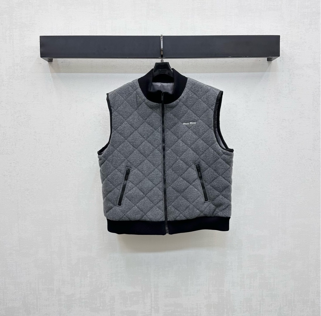 NO:516989,Miumi*'s newest product stand-alone collar diamond pattern vest custom YB imported cotton-elastic material with high-quality texture and full body plaid texture. Combined with open-label engraving zipper adjustment symmetrical zipper pocket design to add layered styling. The chest is decorated with iconic letter embroidery logo embellishment to highlight the brand tone. Facial and auxiliary materials development. Stand-alone vest style tailoring. Daily commuting outfits are casual and fashionable. You can easily control it with any combination. High-end version 2 colors,,miumiu,alexander wang19860909Miumi*新品上架立领菱格纹马甲定制YB进口棉纶材质 质感高级 品相十足 通体格纹肌理 配合开襟刻印拉链调节对称拉链口袋设计 增添造型层次感 胸前融入标志性字母刺绣徽标点缀装饰 彰显品牌调性 面辅料开发 立领马甲版型剪裁 日常通勤穿搭休闲时髦 随意搭配都可轻松驾驭  高版本2色,,miumiu,alexander wang,Women's clothing