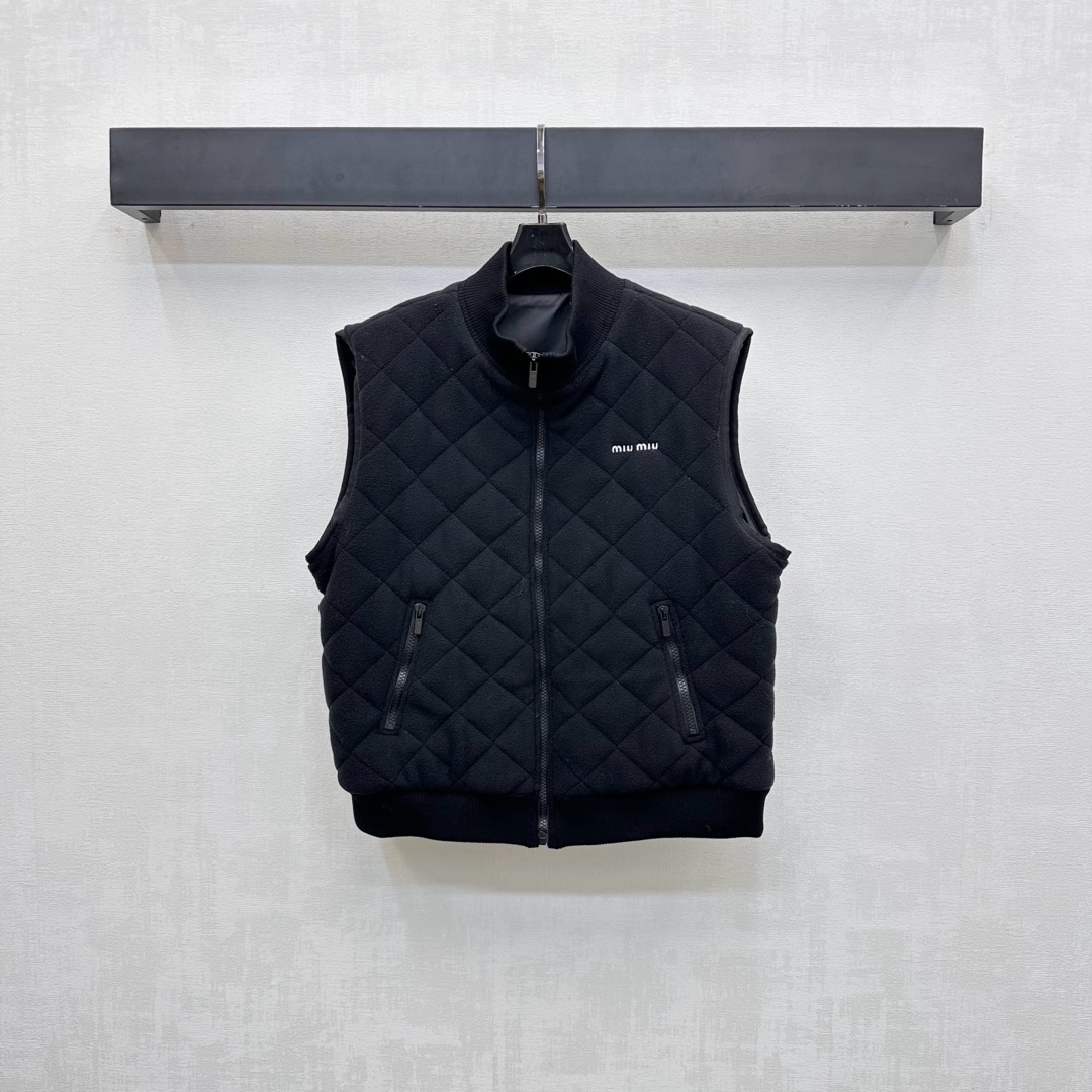 NO:516959,Miumi*2025 new product stand-alone collar diamond pattern vest custom YB imported cotton lunar material with high-quality texture and full body plaid texture. Combined with open-label engraving zipper adjustment symmetrical zipper pocket design to add layered styling. The chest is decorated with iconic letter embroidery logo embellishment to highlight the brand tone. Facial and auxiliary materials development. Stand-alone vest style tailoring. Daily commuting outfits are casual and fashionable. You can easily control it with any combination. High-end version 2 colors,,miumiu,alexander wang19860909Miumi*2025新品上架立领菱格纹马甲定制YB进口棉纶材质 质感高级 品相十足 通体格纹肌理 配合开襟刻印拉链调节对称拉链口袋设计 增添造型层次感 胸前融入标志性字母刺绣徽标点缀装饰 彰显品牌调性 面辅料开发 立领马甲版型剪裁 日常通勤穿搭休闲时髦 随意搭配都可轻松驾驭  高版本2色,,miumiu,alexander wang,Women's clothing
