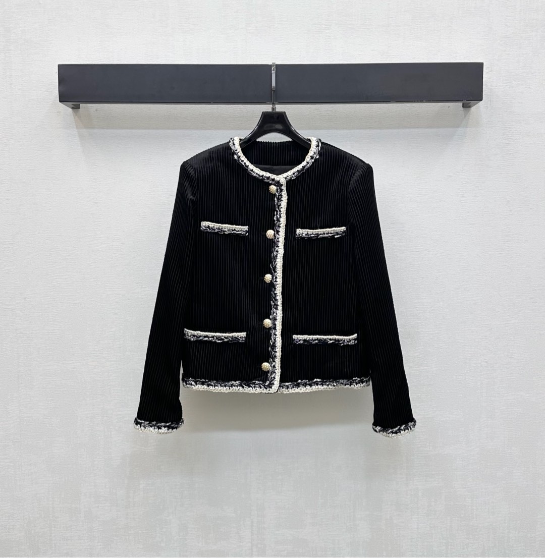 NO:516985,Chane*'s new product is on the shelves of the edge-banded corduroy dress jacket. Customized YB imported corduroy material. The texture is delicate and obvious. The texture is full of quality. The whole body edge is treated with woven black and white contrasting three-dimensional edge-banding to add layering. The outlines the outline highlights the design. The mold plaid round buckle adjustment and the dark pattern jacquard lining demonstrates the brand tone and shows the luxury and highlights the taste of the famous lady. The surface auxiliary material development. The round neck shoulder jacket is cut. The outfit is fashionable and elegant. High-version 36 38 40,,chanel,jackets & coats,alexander wang19860909Chane*新品上架捆边灯芯绒洋装外套定制YB进口灯芯绒材质 肌理细腻明显 质感品相十足 通体包边沿用编织黑白撞色立体捆边处理 增添造型层次感 勾勒轮廓突出设计感 开模格纹圆扣调节配合暗纹提花内衬 彰显品牌调性 尽显奢华突出名媛品味 面辅料开发 圆领正肩外套剪裁 穿搭时髦优雅  高版本36 38 40,,chanel,jackets & coats,alexander wang,Women's clothing