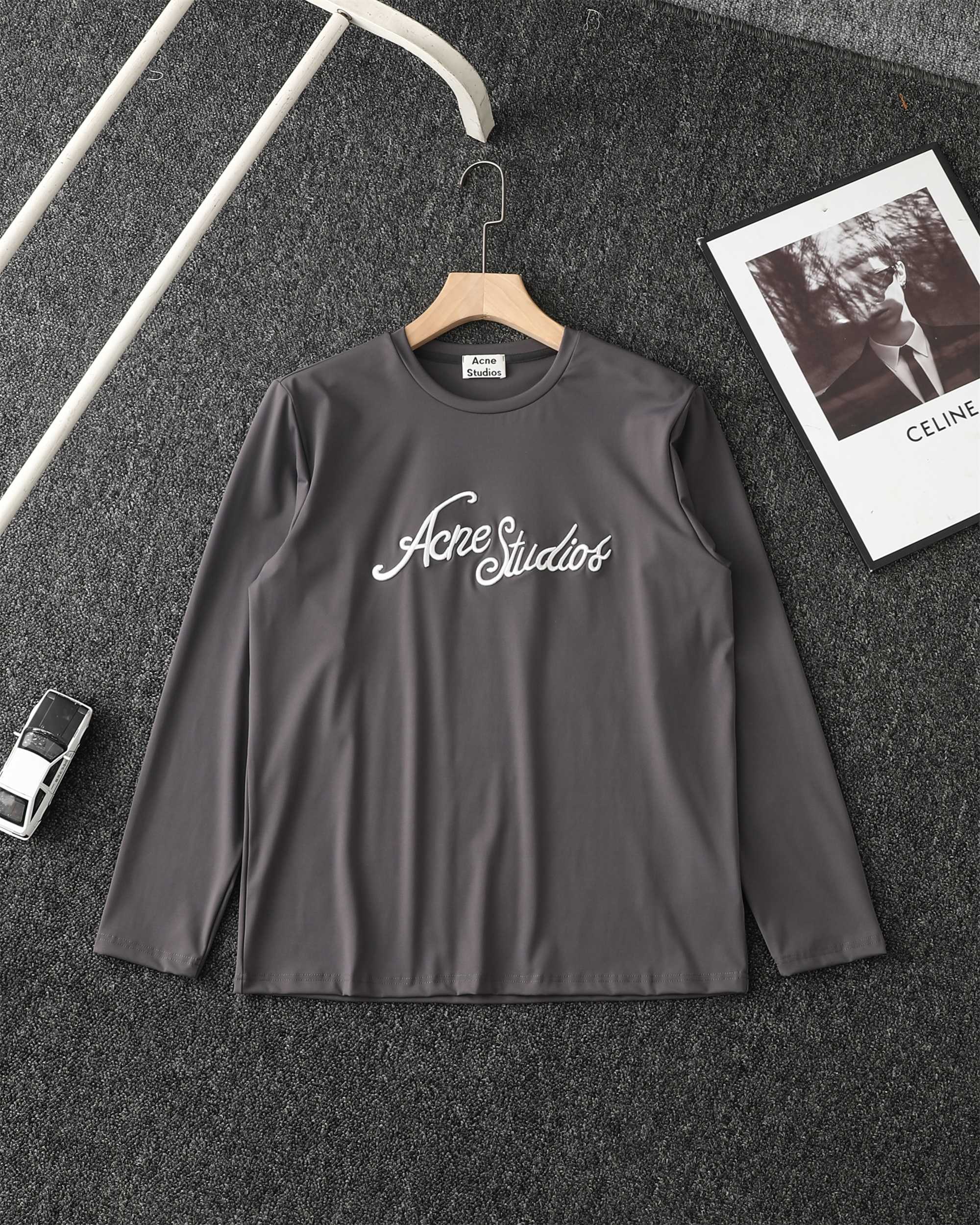 💰120
Acne Studios FW25刺绣徽标字母圆领宽松长袖打底T恤男女同款
纯棉面料，挺括有型，简约的冷淡风设计，采用街头风的轮廓剪裁，无论是穿着效果还是袖型都能体现出oversize的气质，胸前宫廷风的草写体字母刺绣，粗线条的3D工艺，浑厚立体，极具奢华质感和清晰的辨识度，高端质感和时尚范儿并存，百搭的简约造型也能一如既往的吸睛。

颜色：黑色 白色 灰色
尺码：M-XXL

            M      L      XL      XXL
衣长     69     71    73      75
胸围     56     58    60      62
肩宽     51     53    55      57

        手工测量 误差1-3cm