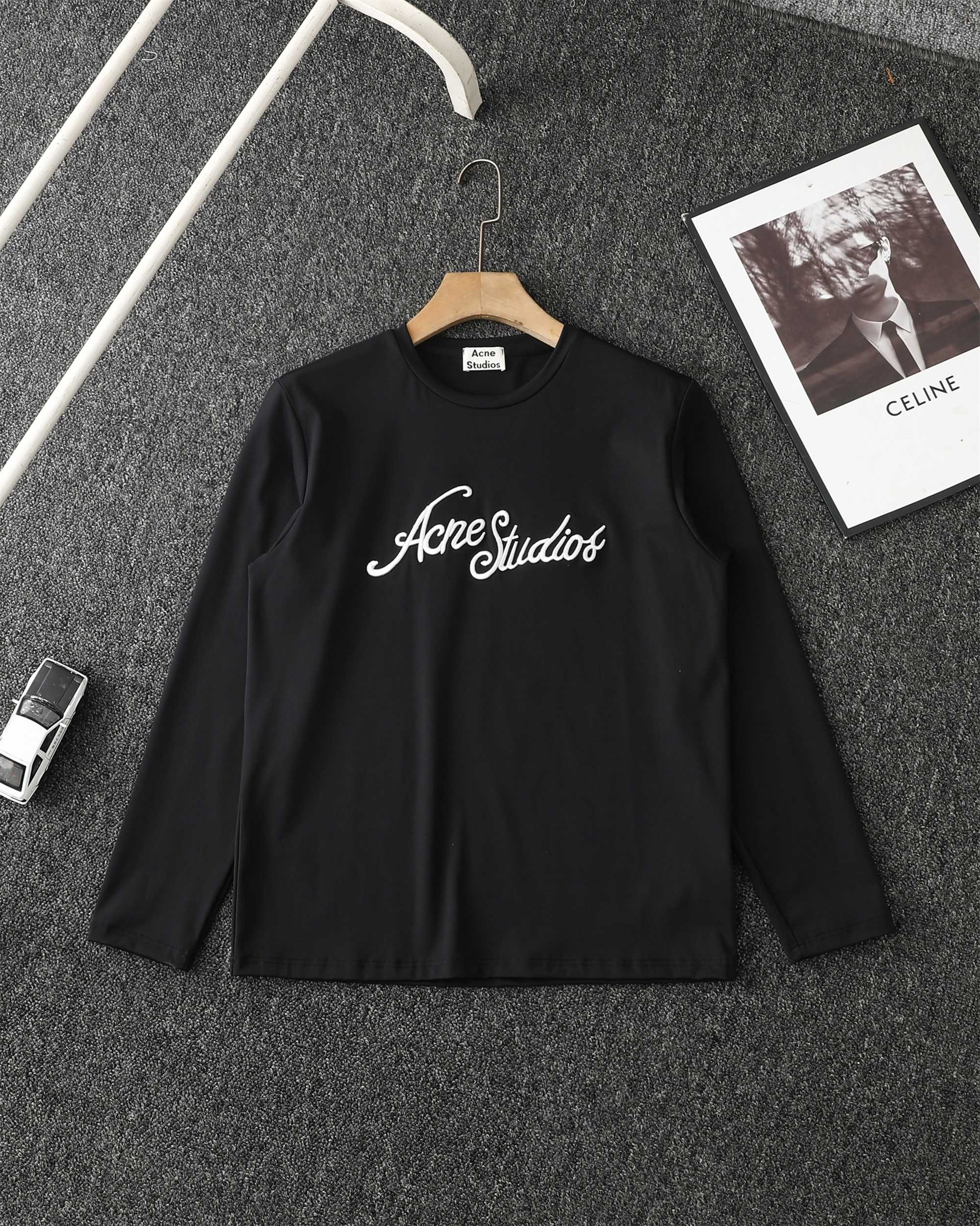 💰120
Acne Studios FW25刺绣徽标字母圆领宽松长袖打底T恤男女同款
纯棉面料，挺括有型，简约的冷淡风设计，采用街头风的轮廓剪裁，无论是穿着效果还是袖型都能体现出oversize的气质，胸前宫廷风的草写体字母刺绣，粗线条的3D工艺，浑厚立体，极具奢华质感和清晰的辨识度，高端质感和时尚范儿并存，百搭的简约造型也能一如既往的吸睛。

颜色：黑色 白色 灰色
尺码：M-XXL

            M      L      XL      XXL
衣长     69     71    73      75
胸围     56     58    60      62
肩宽     51     53    55      57

        手工测量 误差1-3cm