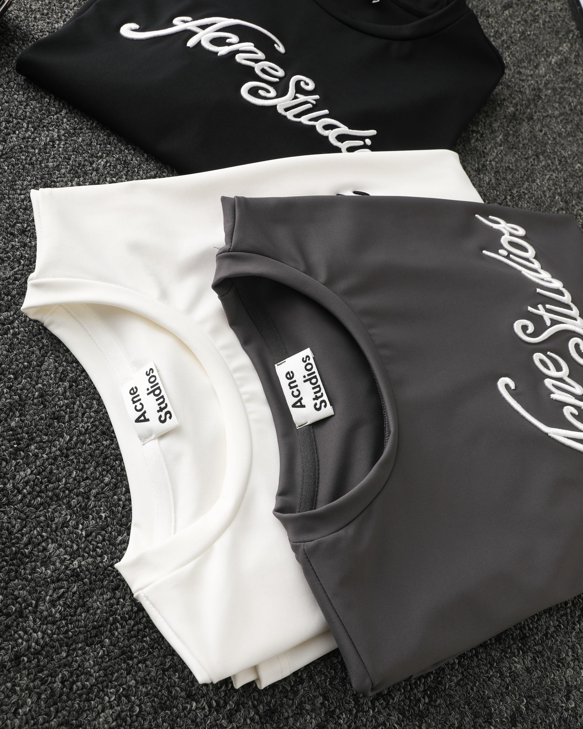 💰120
Acne Studios FW25刺绣徽标字母圆领宽松长袖打底T恤男女同款
纯棉面料，挺括有型，简约的冷淡风设计，采用街头风的轮廓剪裁，无论是穿着效果还是袖型都能体现出oversize的气质，胸前宫廷风的草写体字母刺绣，粗线条的3D工艺，浑厚立体，极具奢华质感和清晰的辨识度，高端质感和时尚范儿并存，百搭的简约造型也能一如既往的吸睛。

颜色：黑色 白色 灰色
尺码：M-XXL

            M      L      XL      XXL
衣长     69     71    73      75
胸围     56     58    60      62
肩宽     51     53    55      57

        手工测量 误差1-3cm