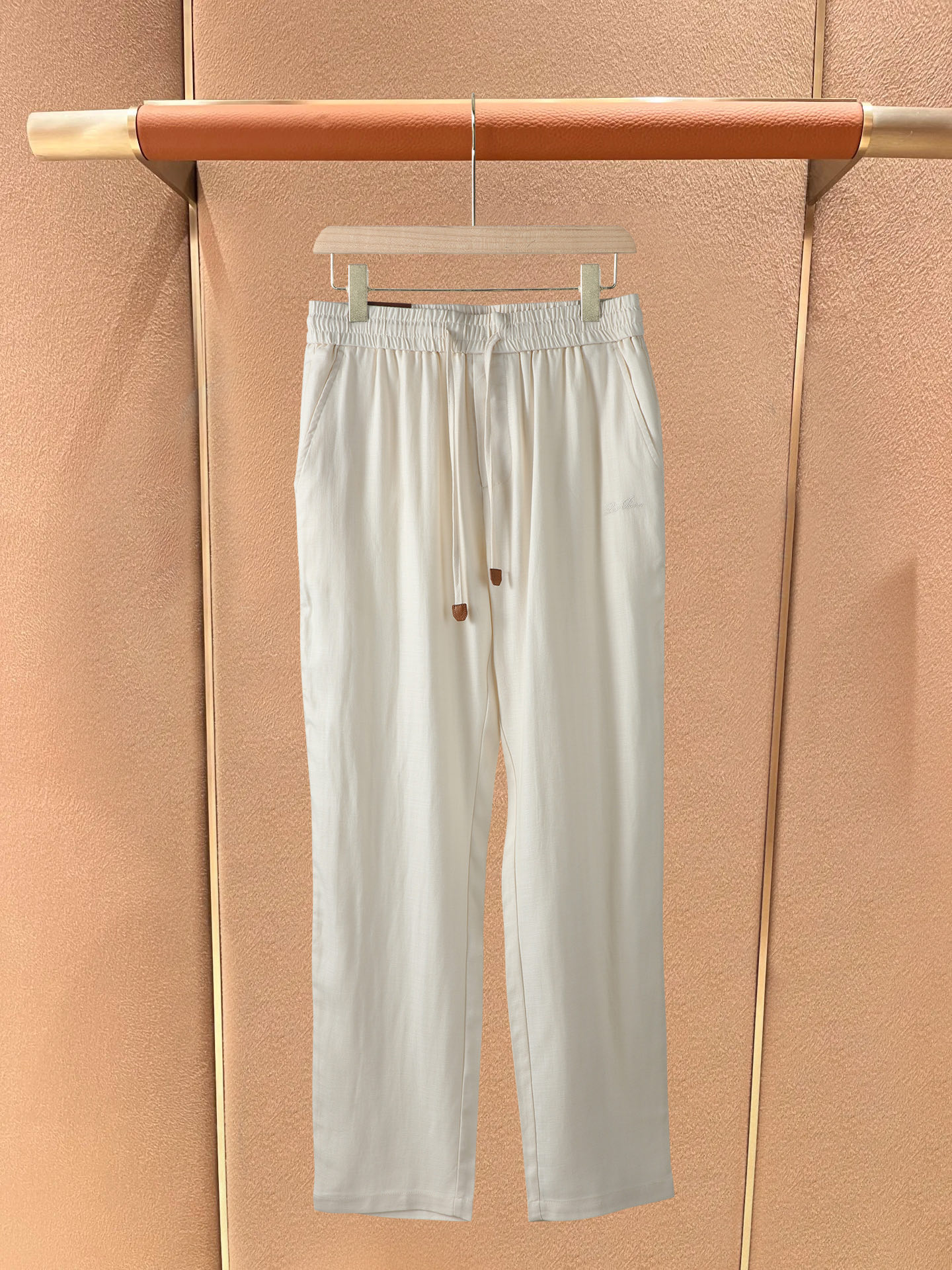 NO:827623,High version Color: brown, off-white, royal blue Size m-3xl 2025 spring and summer new cotton and linen trousers, very comfortable, cool and breathable, simple and elegant style. The upper body shows your temperament, decorated with classic customized hardware accessories, a must-have for everyone, men's clothing,19860909高版 颜色 :咖啡色,米白,宝蓝色 码数m-3xl 2025春夏新款棉麻长裤,十分舒适清凉透气,是简约大方款 上身尽显气质,经典定制五金配件装饰,人手必备款,男装,,Women's clothing