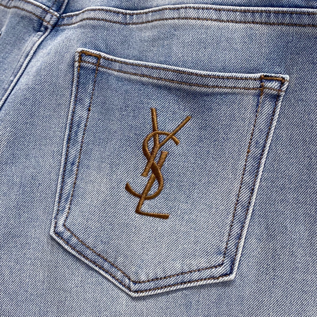 YSL~经典logo刺绣直筒男士牛仔裤
解锁随性惬意生活风…
外贸公司货源
精选优质牛仔棉布,柔软舒适,透气性佳,即使长时间穿着也不会感到闷热不适。经过特殊水洗工艺处理,不仅赋予了裤子独特的复古色泽,还使其更加耐磨耐穿,不易变形褪色,陪你经历无数个潮流瞬间。
后口袋处标志性的logo字母刺绣,是不经意间露出的矜贵,彰显着品牌格调,让你在人群中轻松脱颖而出,自带时尚气场。
小直筒的版型堪称腿型“作弊神器” ,对各种腿型都很友好。瞬间拥有笔直大长腿。中高腰的设计,提高腰线,拉长腿部线条,显高效果超绝,还能很好地修饰臀型,让你背影也出圈…
日常出街~搭配简约白T和小白鞋,干净清爽,少年感十足;穿上休闲衬衫和乐福鞋,瞬间化身职场时髦精;街头潮人非你莫属,轻松拿捏各种风格。
颜色:浅蓝色
规格:29–36(无35)
P270
31码:腰围80.臀围104.裆长29.裤长104.裤脚口39
32码:腰围83.臀围108.裆长30.裤长105.裤脚口40