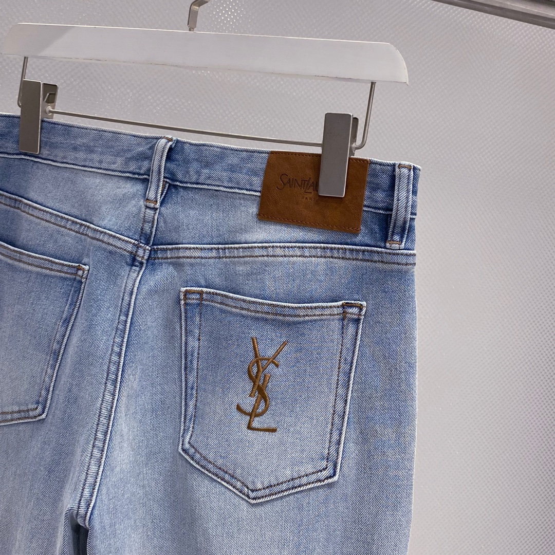 YSL~经典logo刺绣直筒男士牛仔裤
解锁随性惬意生活风…
外贸公司货源
精选优质牛仔棉布,柔软舒适,透气性佳,即使长时间穿着也不会感到闷热不适。经过特殊水洗工艺处理,不仅赋予了裤子独特的复古色泽,还使其更加耐磨耐穿,不易变形褪色,陪你经历无数个潮流瞬间。
后口袋处标志性的logo字母刺绣,是不经意间露出的矜贵,彰显着品牌格调,让你在人群中轻松脱颖而出,自带时尚气场。
小直筒的版型堪称腿型“作弊神器” ,对各种腿型都很友好。瞬间拥有笔直大长腿。中高腰的设计,提高腰线,拉长腿部线条,显高效果超绝,还能很好地修饰臀型,让你背影也出圈…
日常出街~搭配简约白T和小白鞋,干净清爽,少年感十足;穿上休闲衬衫和乐福鞋,瞬间化身职场时髦精;街头潮人非你莫属,轻松拿捏各种风格。
颜色:浅蓝色
规格:29–36(无35)
P270
31码:腰围80.臀围104.裆长29.裤长104.裤脚口39
32码:腰围83.臀围108.裆长30.裤长105.裤脚口40