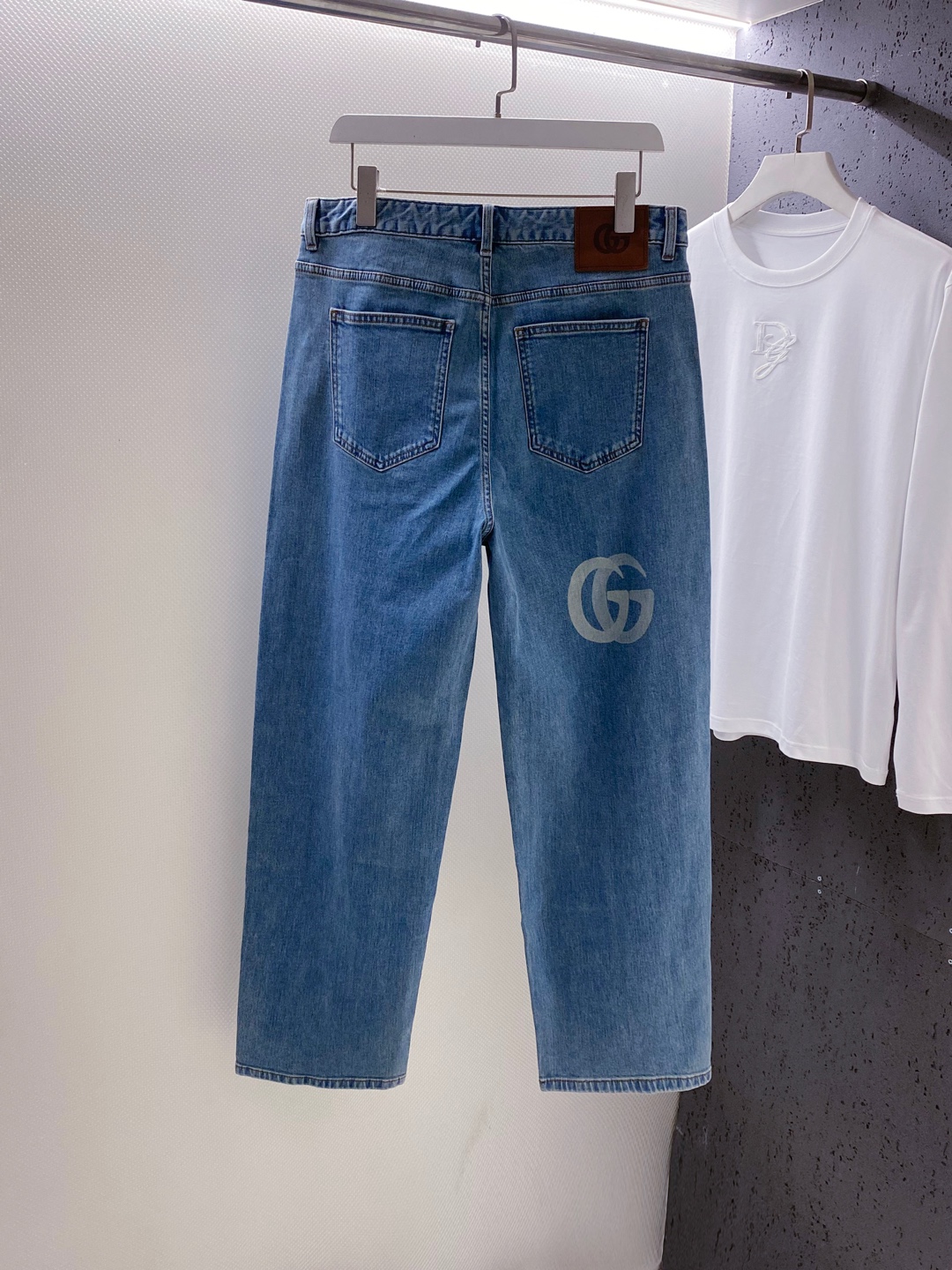 GU~裤腿前后双G印花男士宽腿牛仔裤2025秋季新品选用高品质的牛仔棉布面料，经过精细的水洗工艺处理，呈