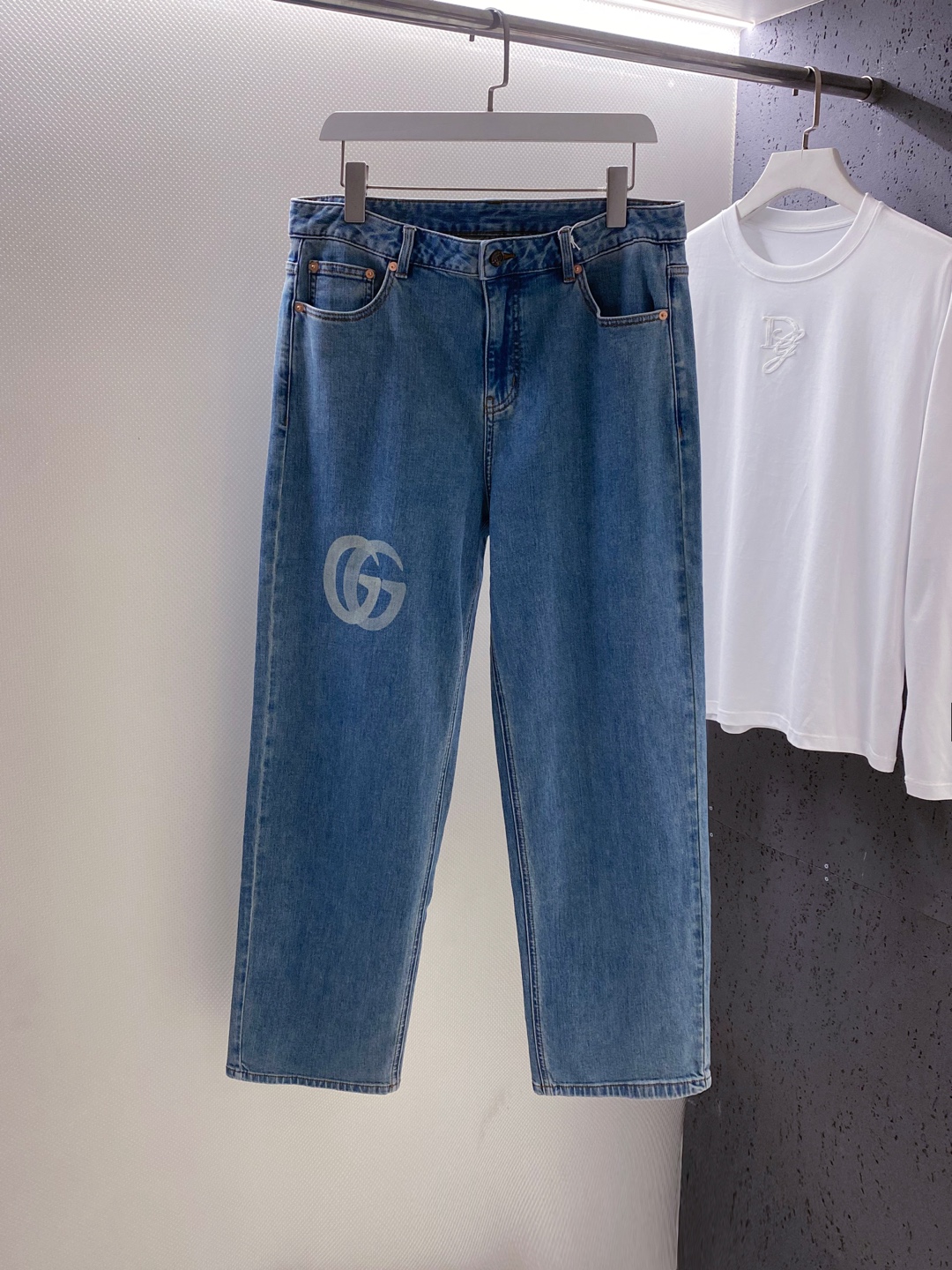 GU~裤腿前后双G印花男士宽腿牛仔裤2025秋季新品选用高品质的牛仔棉布面料，经过精细的水洗工艺处理，呈