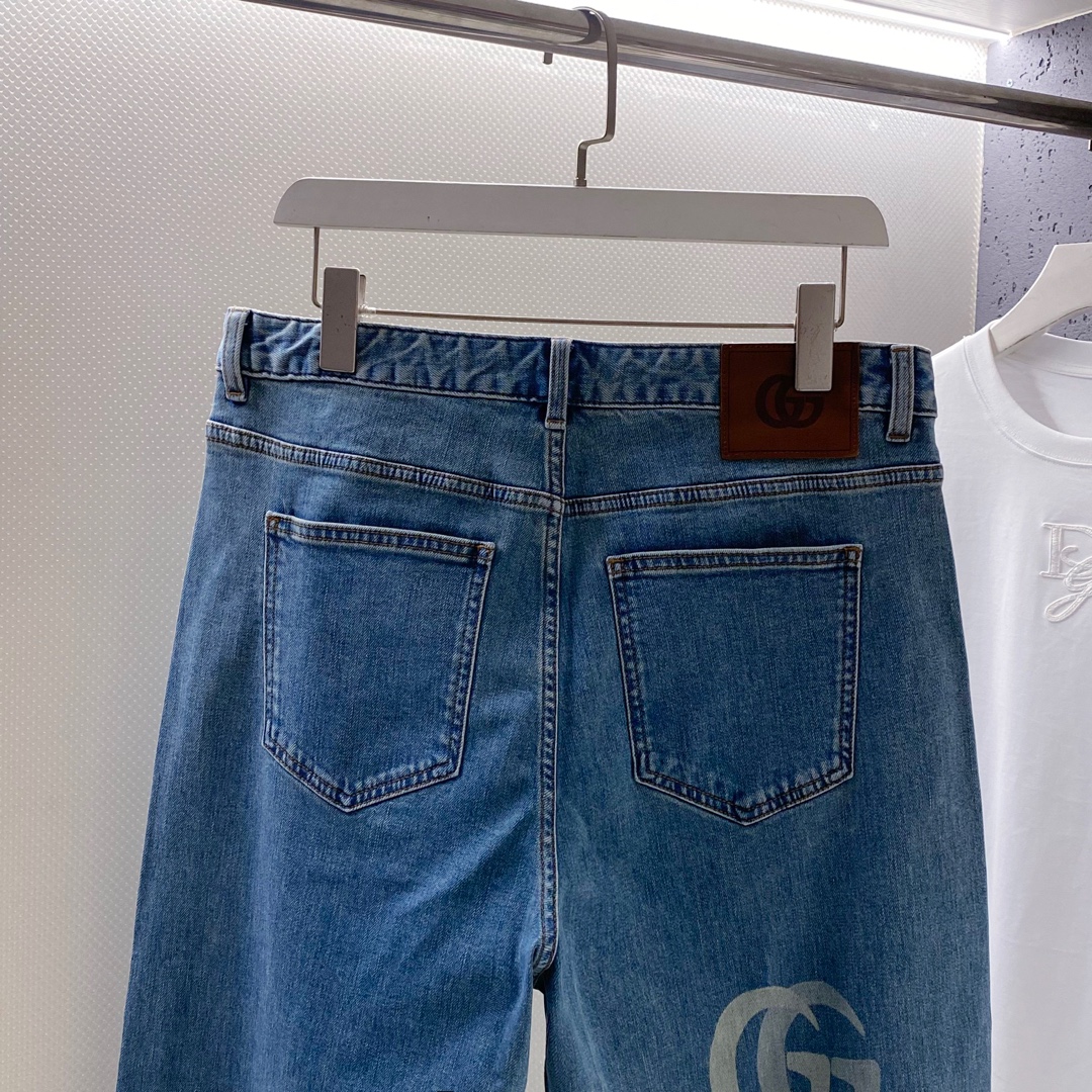 GU~裤腿前后双G印花男士宽腿牛仔裤2025秋季新品选用高品质的牛仔棉布面料，经过精细的水洗工艺处理，呈