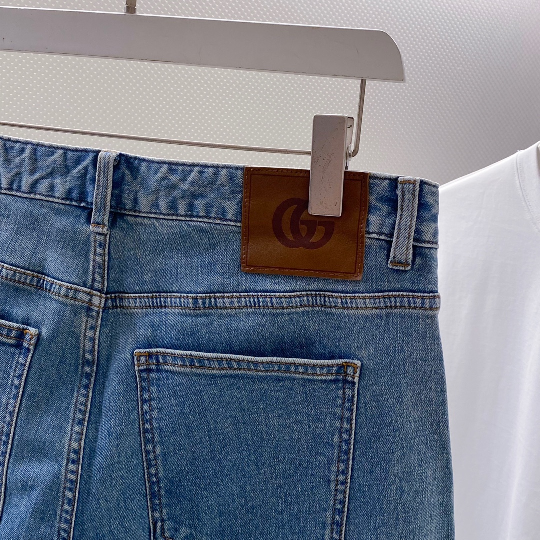 GU~裤腿前后双G印花男士宽腿牛仔裤2025秋季新品选用高品质的牛仔棉布面料，经过精细的水洗工艺处理，呈